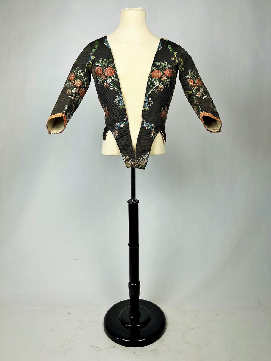 An 18th century French brocaded silk bodice Caraco - France Circa 1750 5