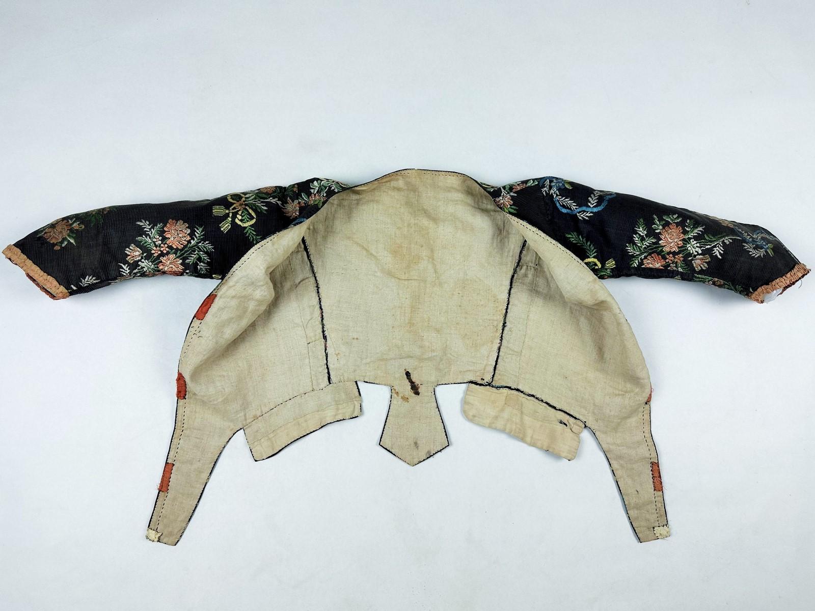 An 18th century French brocaded silk bodice Caraco - France Circa 1750 6