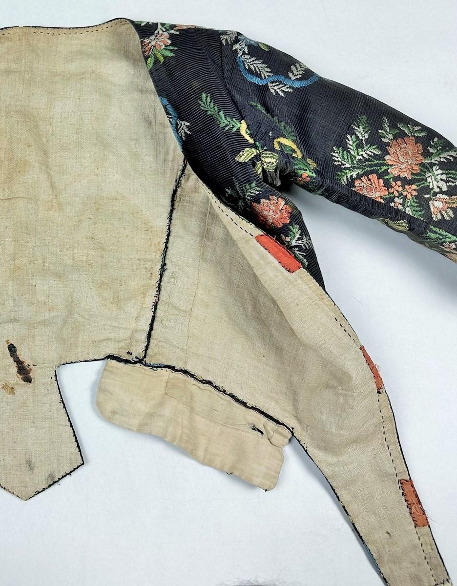 An 18th century French brocaded silk bodice Caraco - France Circa 1750 8