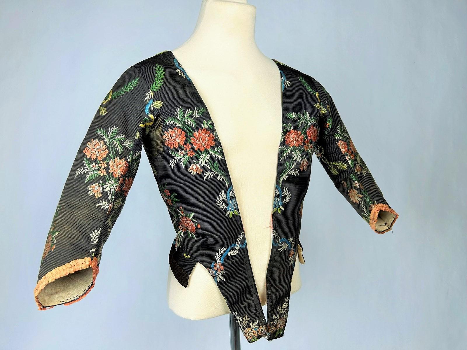 An 18th century French brocaded silk bodice Caraco - France Circa 1750 In Good Condition In Toulon, FR