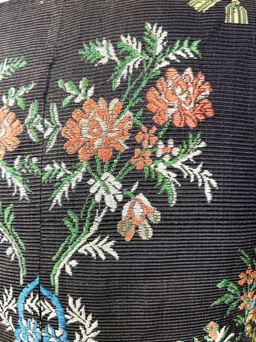 An 18th century French brocaded silk bodice Caraco - France Circa 1750 4