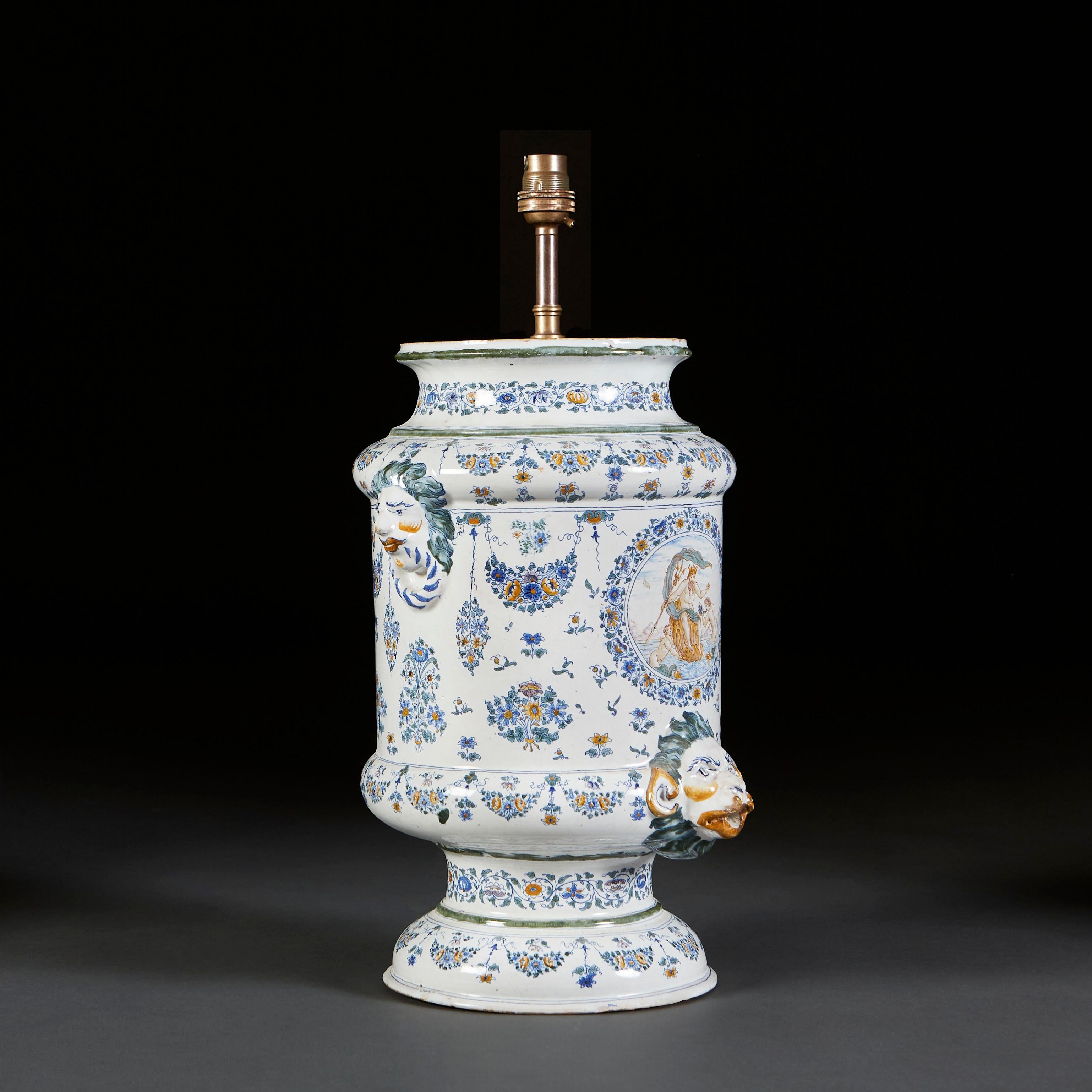 Eine feine, großformatige, zinnglasierte Vase mit zentraler Kartusche, die Neptun mit seinem Dreizack darstellt, durchgehend mit Blattdekor, mit Henkeln aus Löwenmasken, auf einem gedrehten runden Fuß, jetzt als Lampe.

Derzeit für das Vereinigte