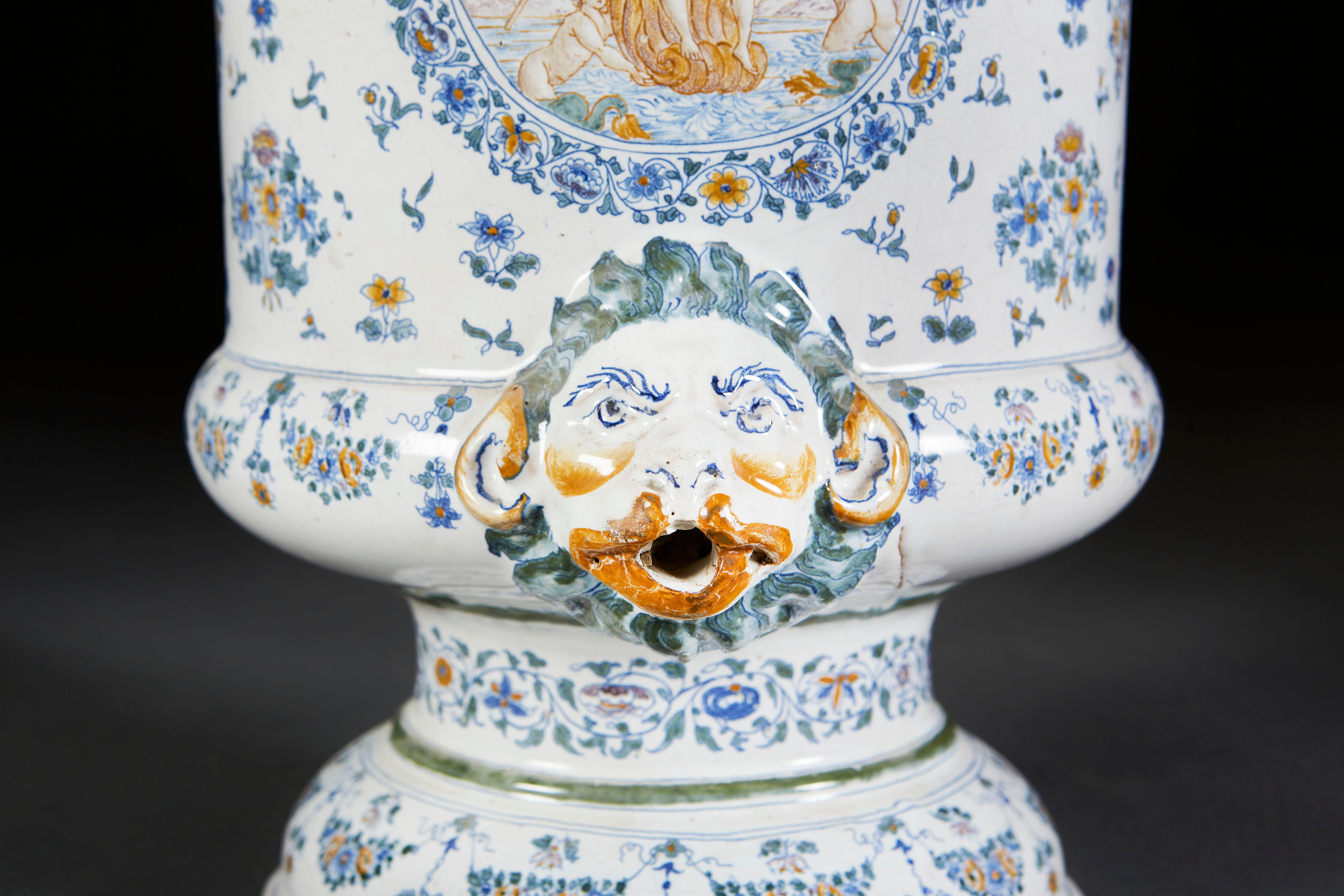 Français Vase Faeince français du 18ème siècle à grande échelle en vente