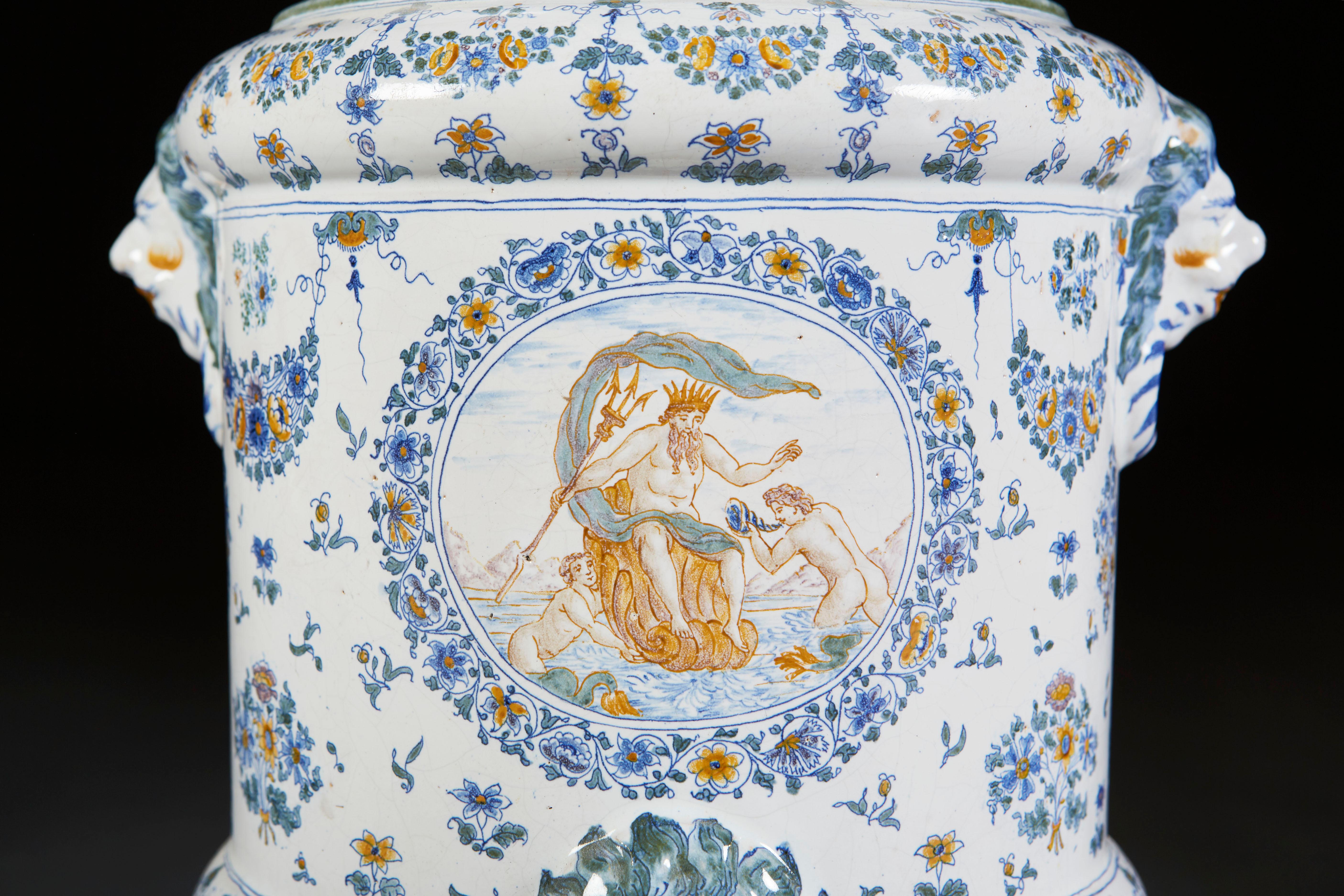 Vase Faeince français du 18ème siècle à grande échelle Bon état - En vente à London, GB