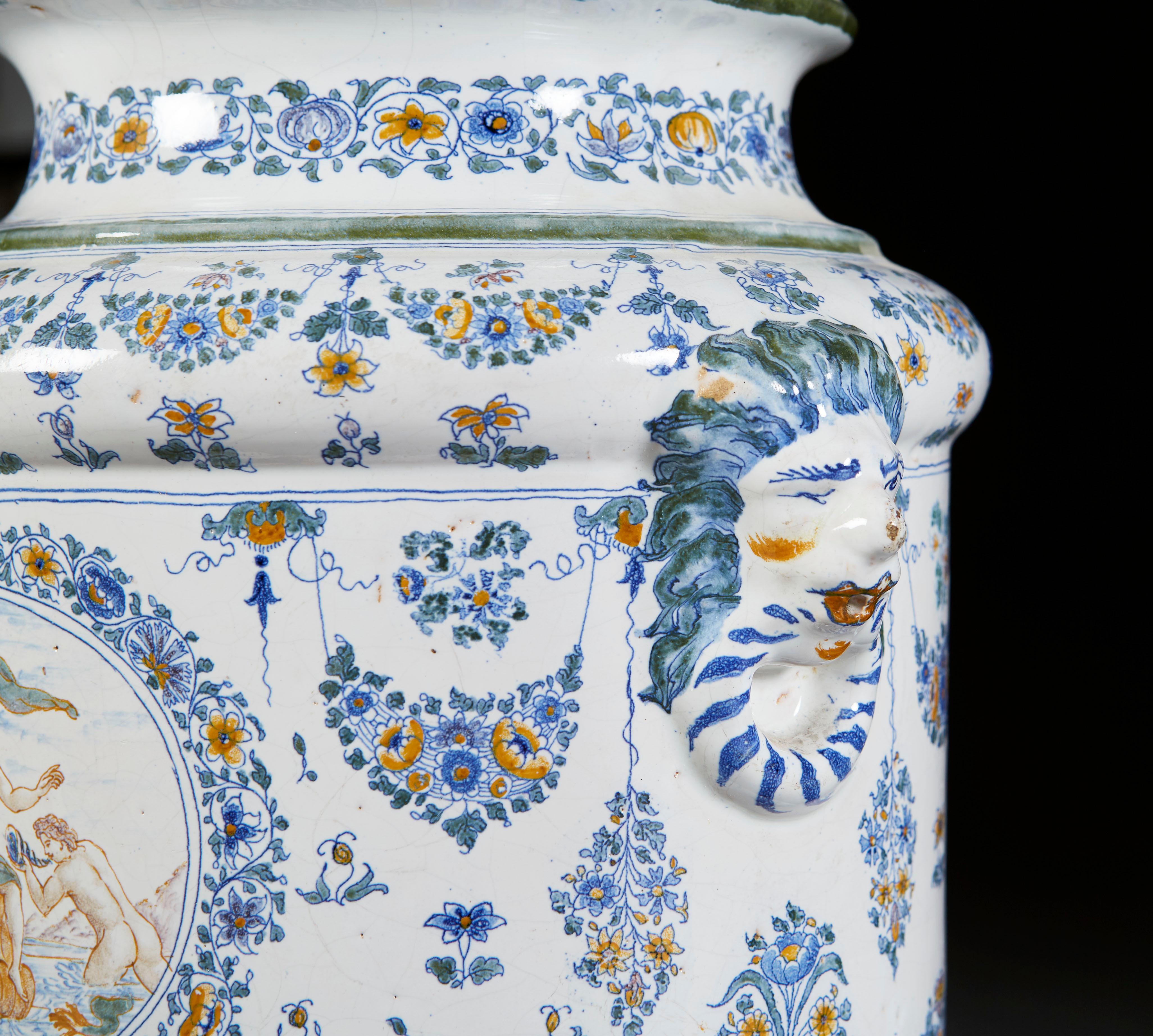 XVIIIe siècle Vase Faeince français du 18ème siècle à grande échelle en vente