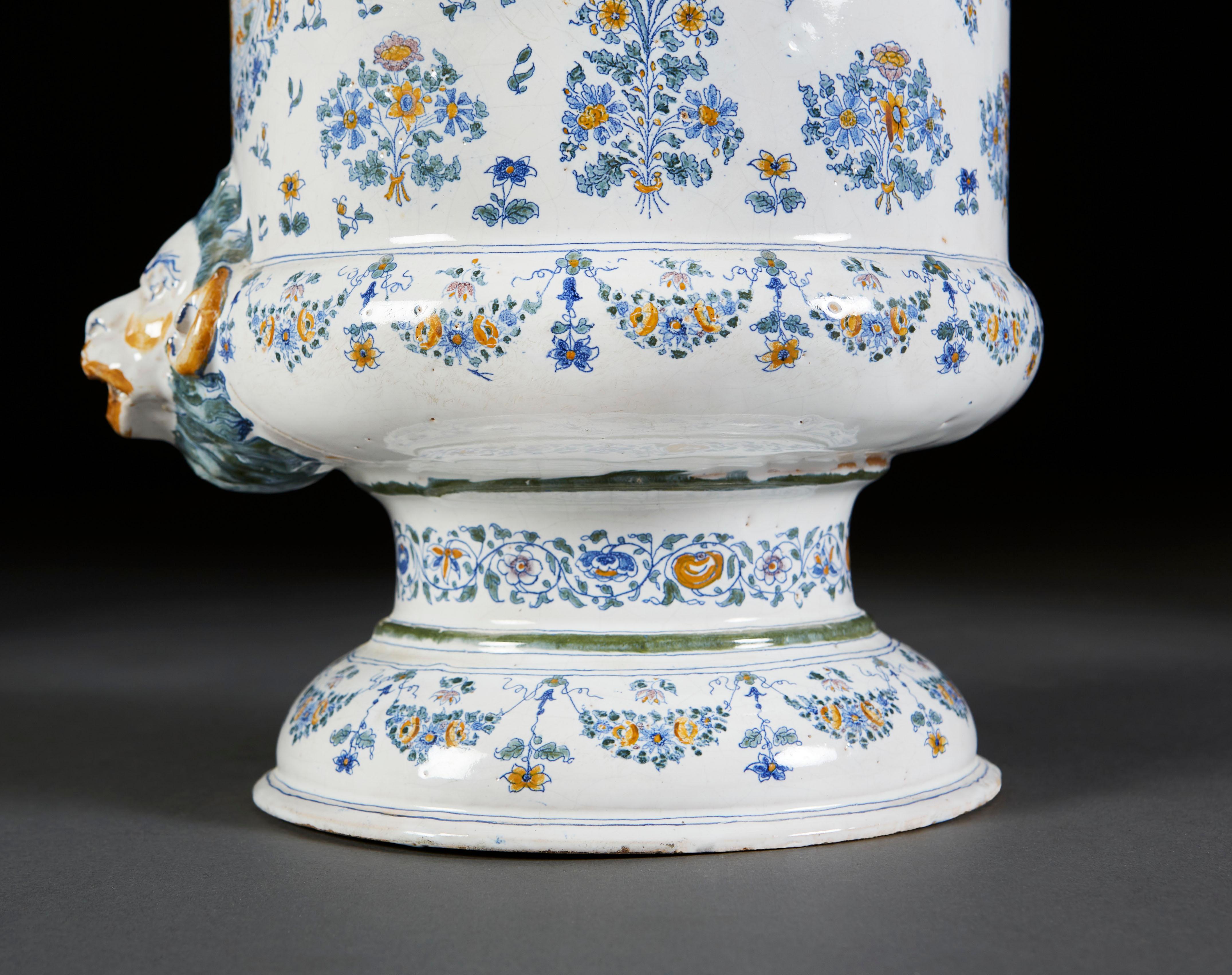 Französische Faeince-Vase im großformatigen Stil, 18. Jahrhundert im Angebot 2