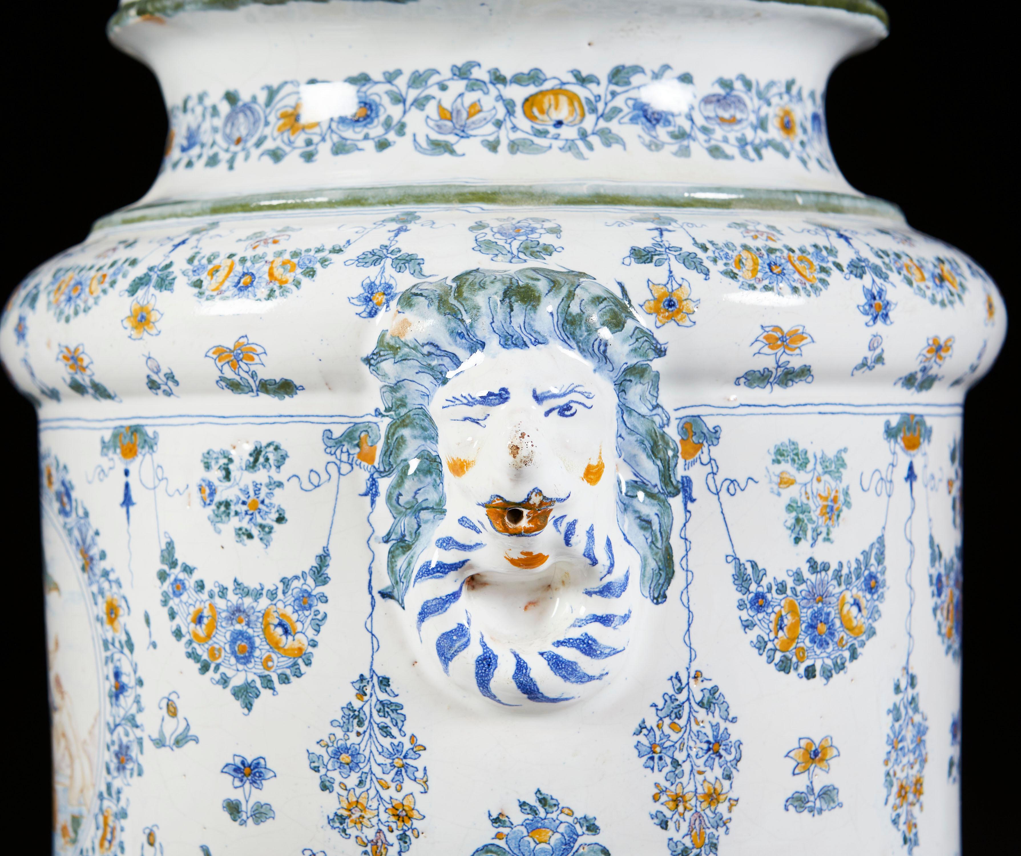 Französische Faeince-Vase im großformatigen Stil, 18. Jahrhundert im Angebot 3