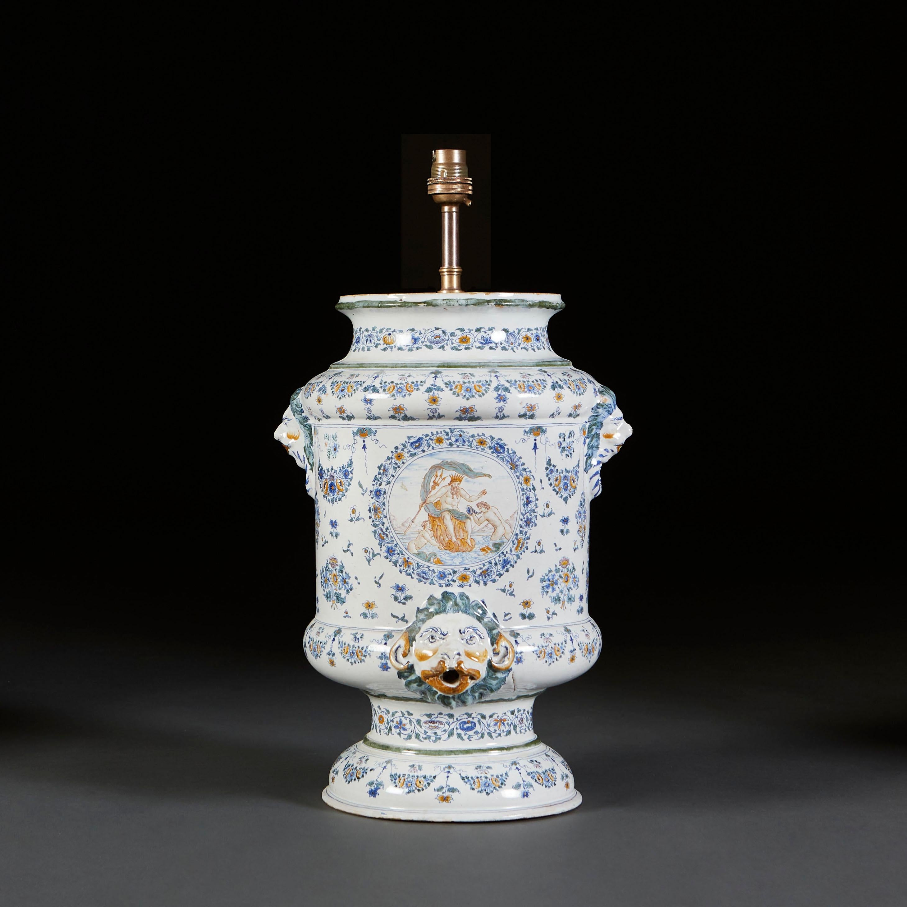Vase Faeince français du 18ème siècle à grande échelle en vente 2