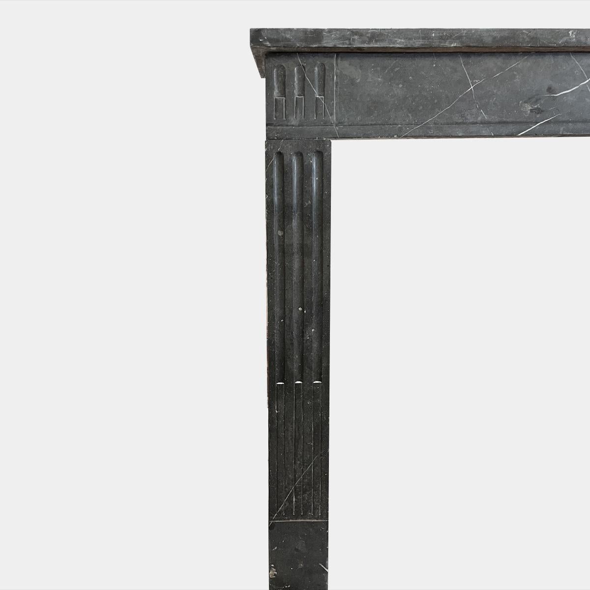 18th Century French Marble Louis XVI Fireplace Mantel In Good Condition For Sale In London, GB