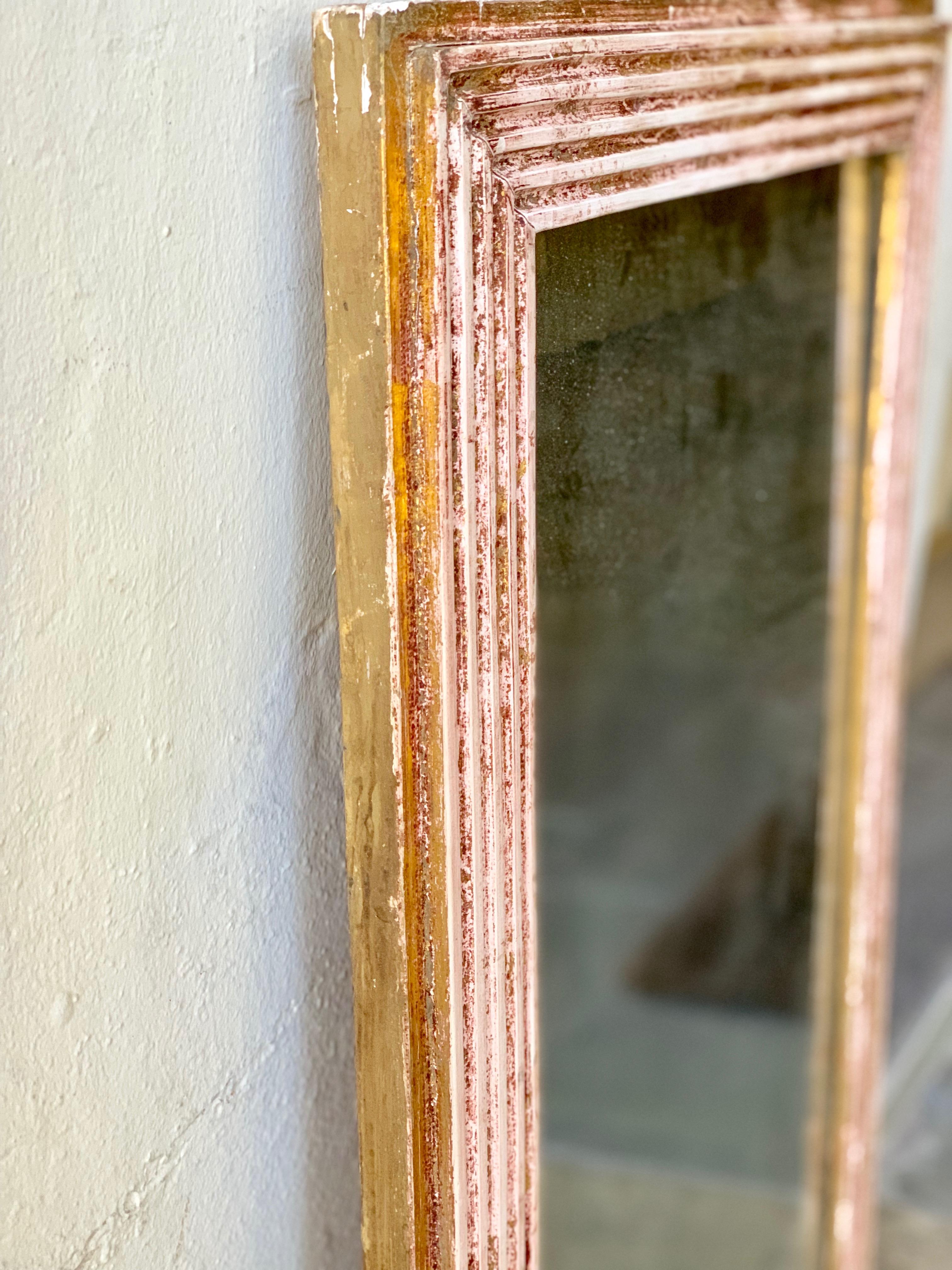 Ein französischer Directoire-Spiegel aus dem 19. Jahrhundert mit einigen originalen vergoldeten Akzenten. Der Rahmen ist geschnitzt und hebt die Vergoldung und das Quecksilberglas hervor.