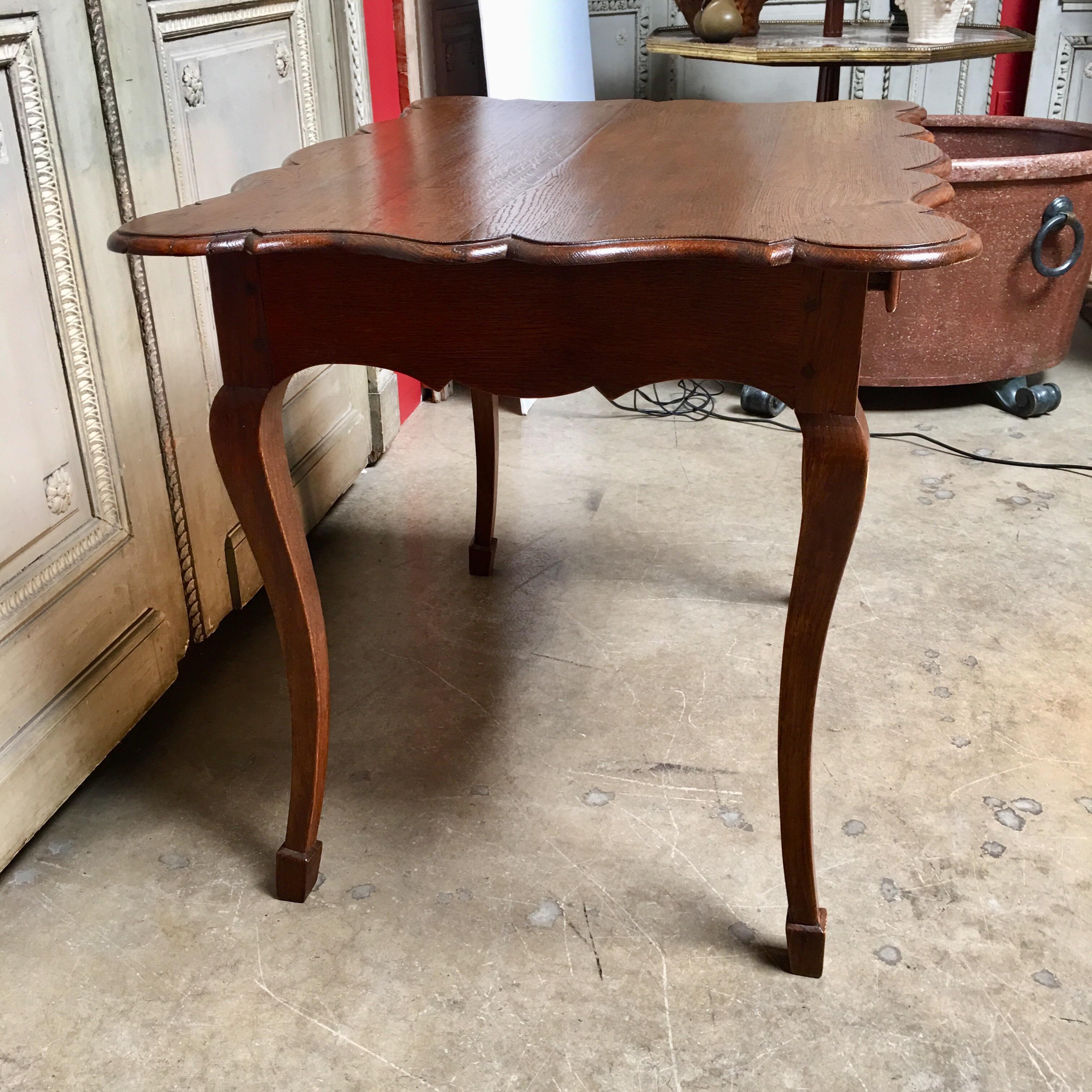 18th Century  Louis XV French Oak Writing Table with Scalloped Shaped Top In Distressed Condition For Sale In Dallas, TX
