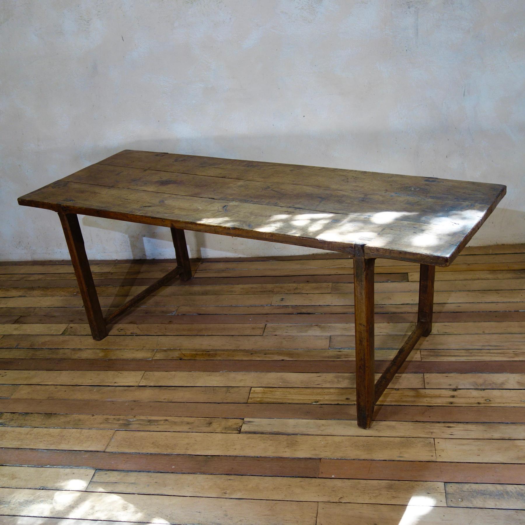 Ein französischer primitiver Kirschenholztisch aus dem 18. Jahrhundert - Vernacular 7
