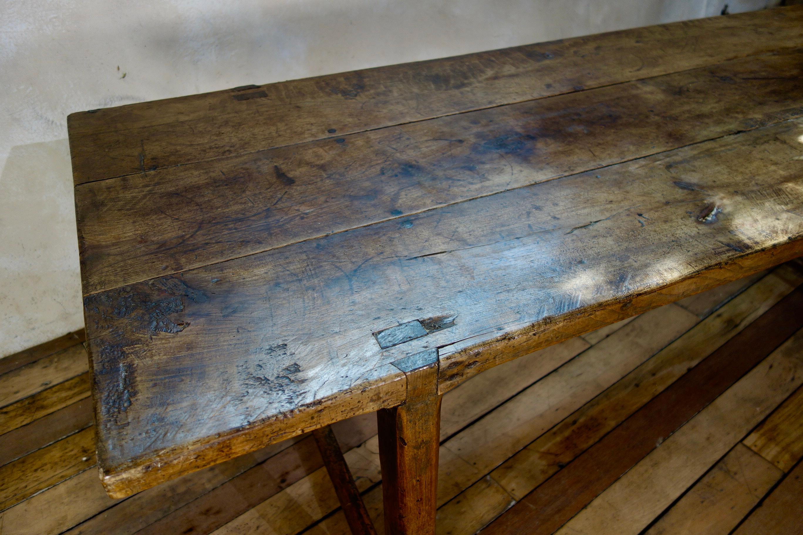 Ein französischer primitiver Kirschenholztisch aus dem 18. Jahrhundert - Vernacular 14
