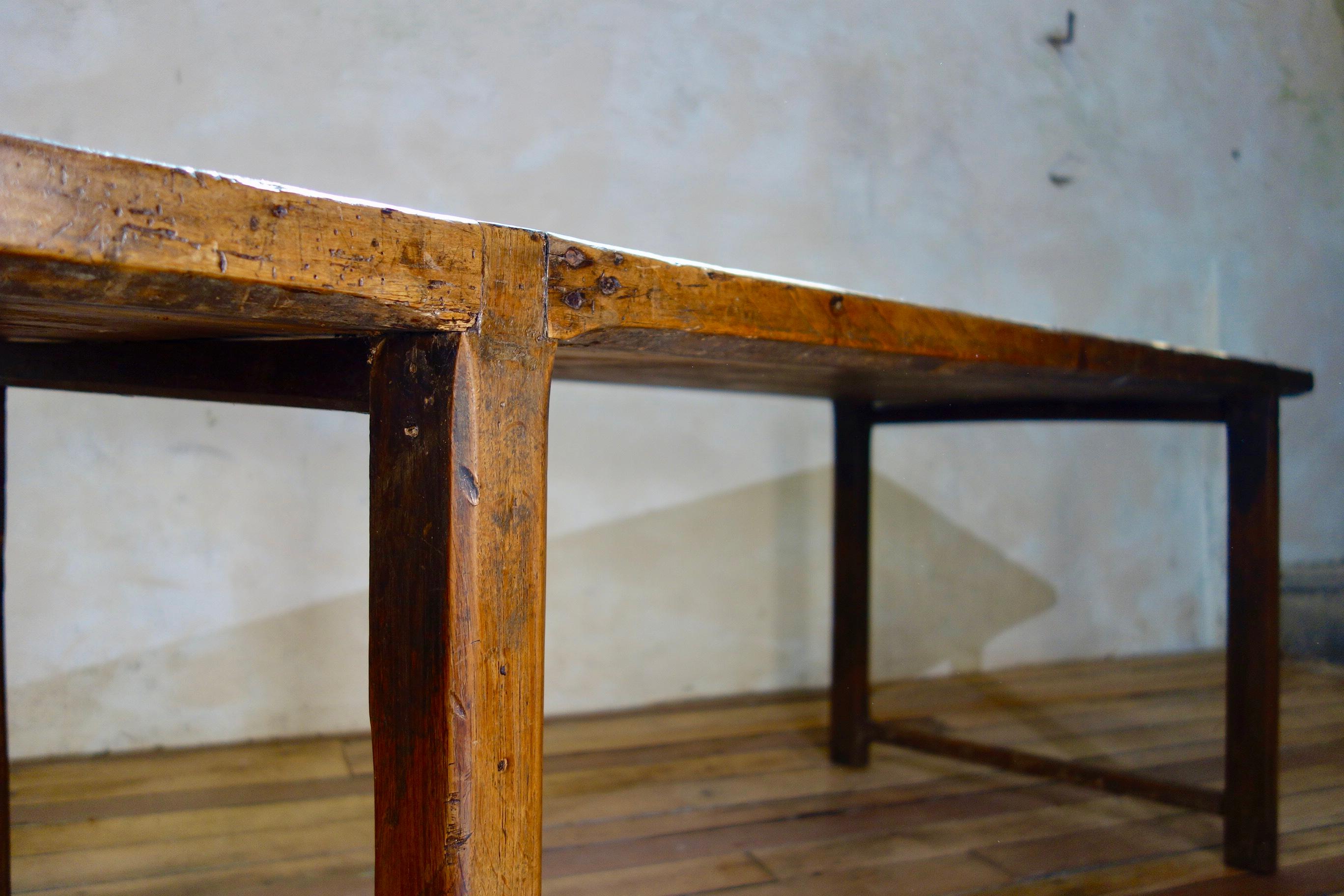 Ein französischer primitiver Kirschenholztisch aus dem 18. Jahrhundert - Vernacular 2