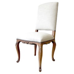 Chaise d'appoint française du 18ème siècle nouvellement tapissée de lin