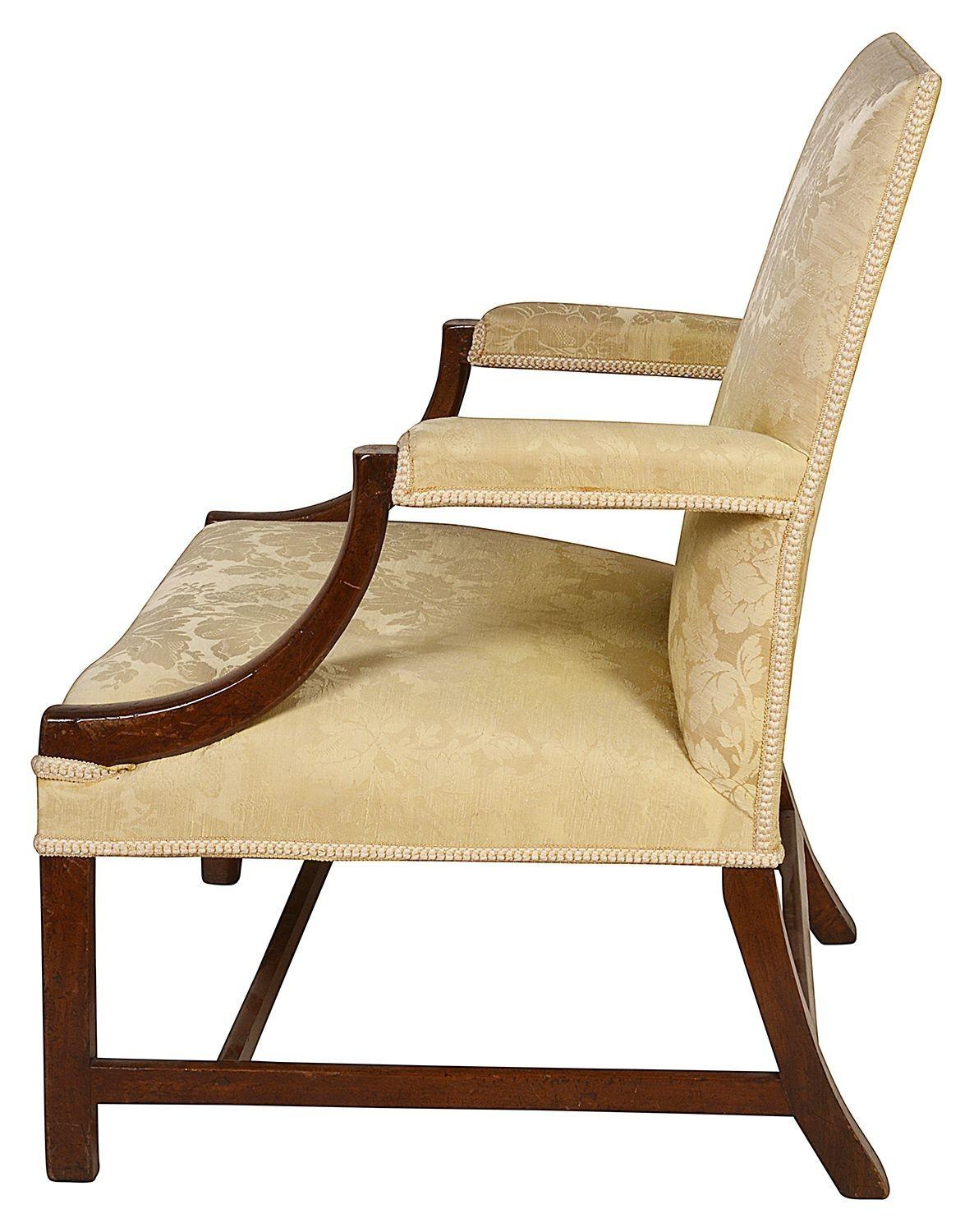 Ein guter Qualität 18. Jahrhundert Mahagoni Gainsborough Arm Stuhl. Mit gelbem Damastseidenstoff an Rücken, Sitz und Armlehnen. Beine mit quadratischem Querschnitt, verbunden durch H-Bahren.

Charge 67 61312 DNCKZ