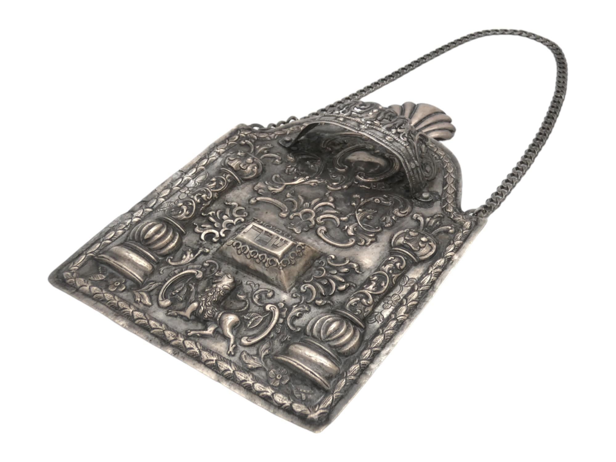 Uno scudo della Torah in argento del XVIII secolo della Galizia è ricco di significati artistici e religiosi che riflettono le influenze culturali e artistiche dell'epoca e della regione. 

Il XVIII secolo in Galizia (all'epoca parte del