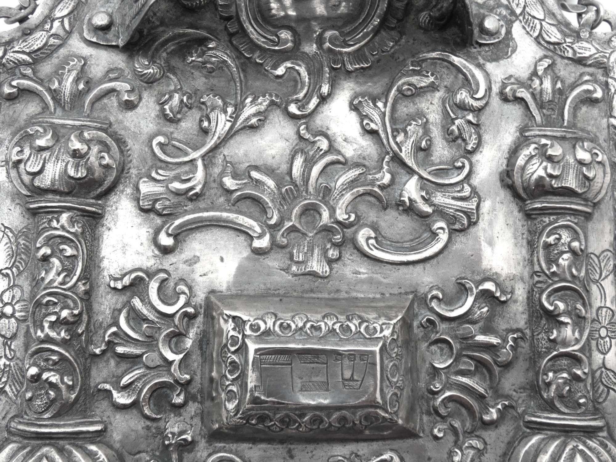 Fino al XVIII secolo Scudo della Torah in argento della Galizia del XVIII secolo in vendita