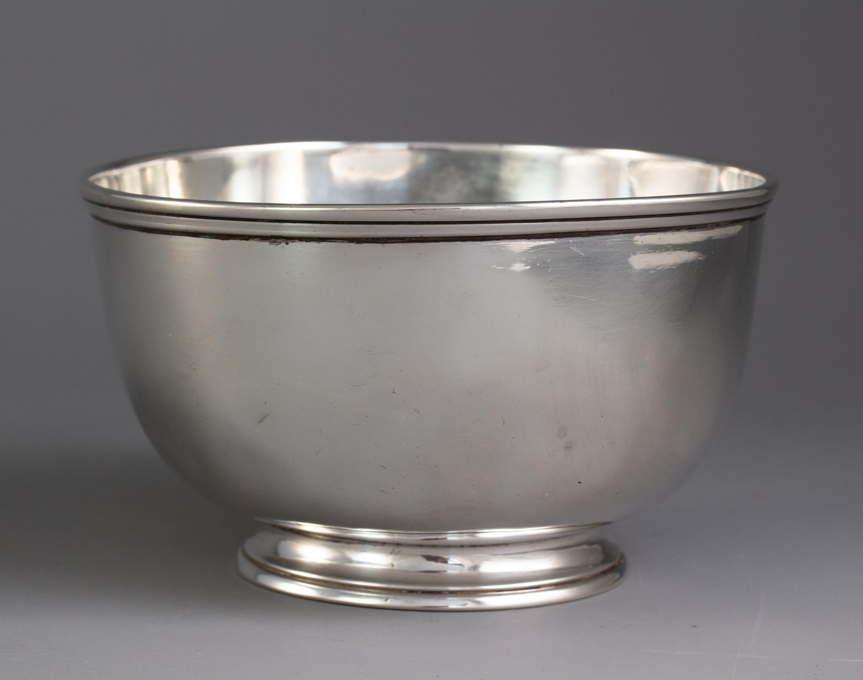 A George II silver sugar bowl of plain circular form, rising from a circular foot. The rim is decorated with a stepped circular band. Engraved to the side with a wolf rampant.

Clearly hallmarked for London 1743, with the maker’s mark SM over a