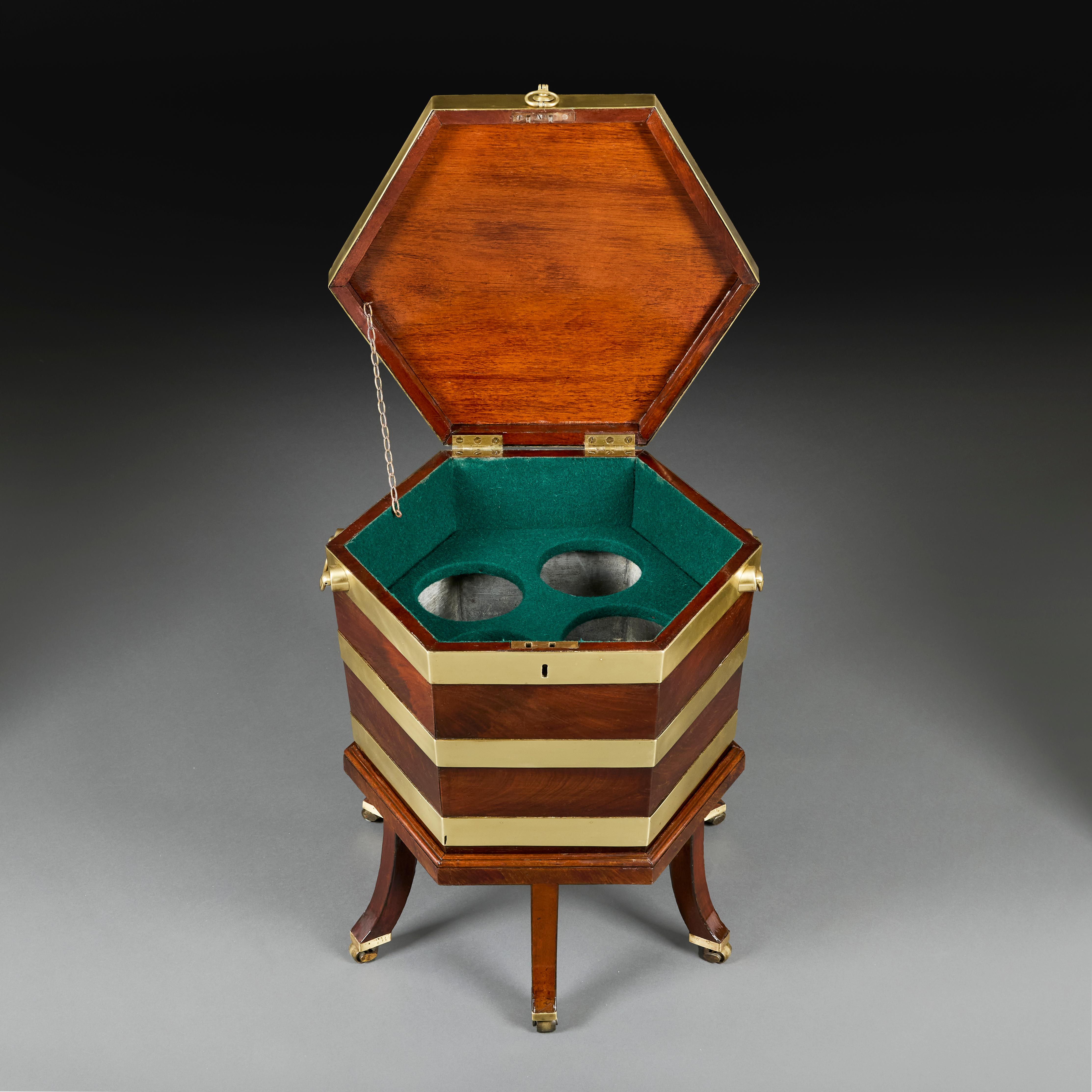 An 18th Century George III Brass Bound Mahogany Cellarette on Stand In Good Condition For Sale In London, GB
