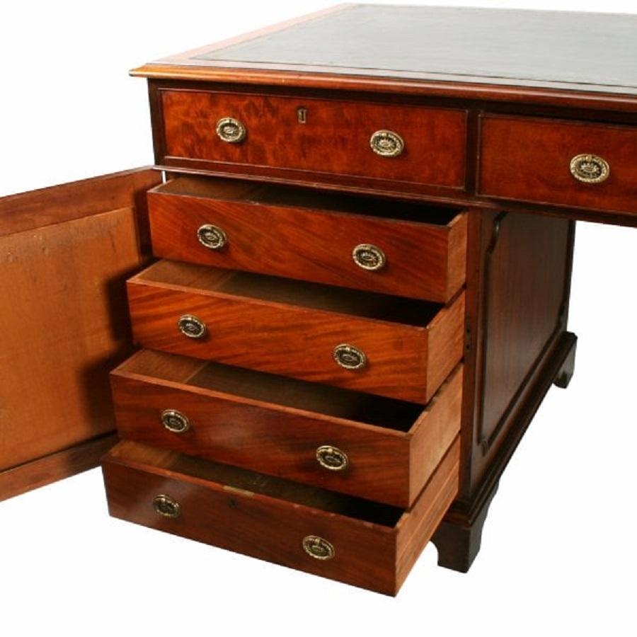 A 18th Century Georgian Mahogany Pedestal Desk In Good Condition For Sale In London, GB