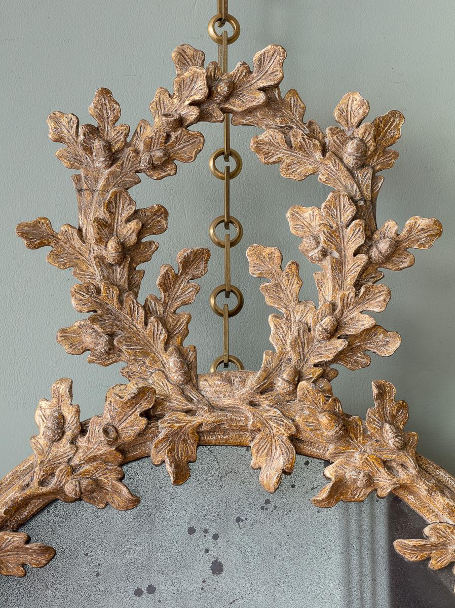 Typique des miroirs naturalistes de forme libre produits par des fabricants tels que John Linnell de Londres et les frères Booker de Dublin. Un design bucolique agréable, des branches de chêne enroulées liées par des rubans, le bois doré ayant été
