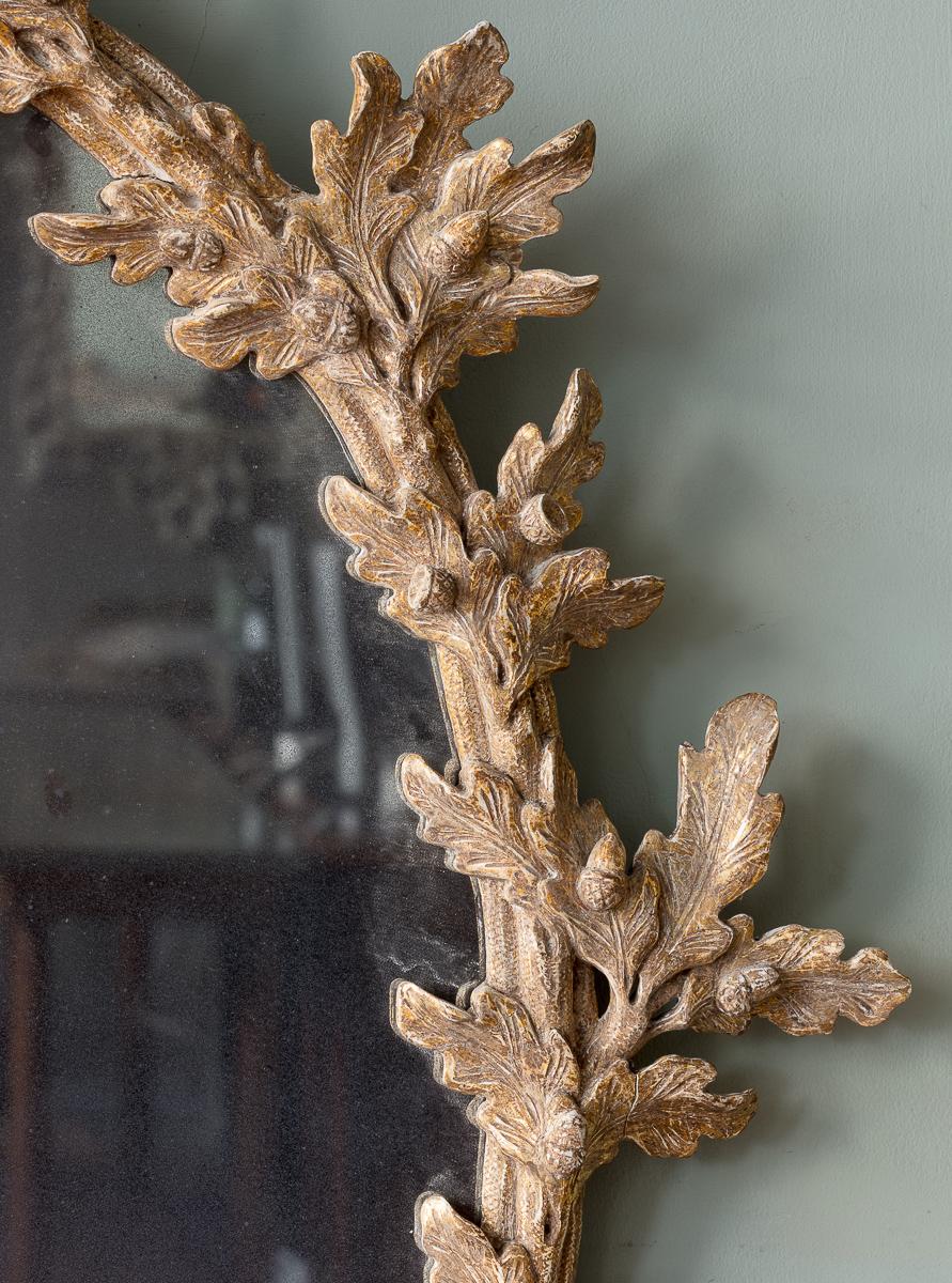 Sculpté à la main Miroir à feuilles d'Oak en bois doré du 18e siècle, c.1765 en vente