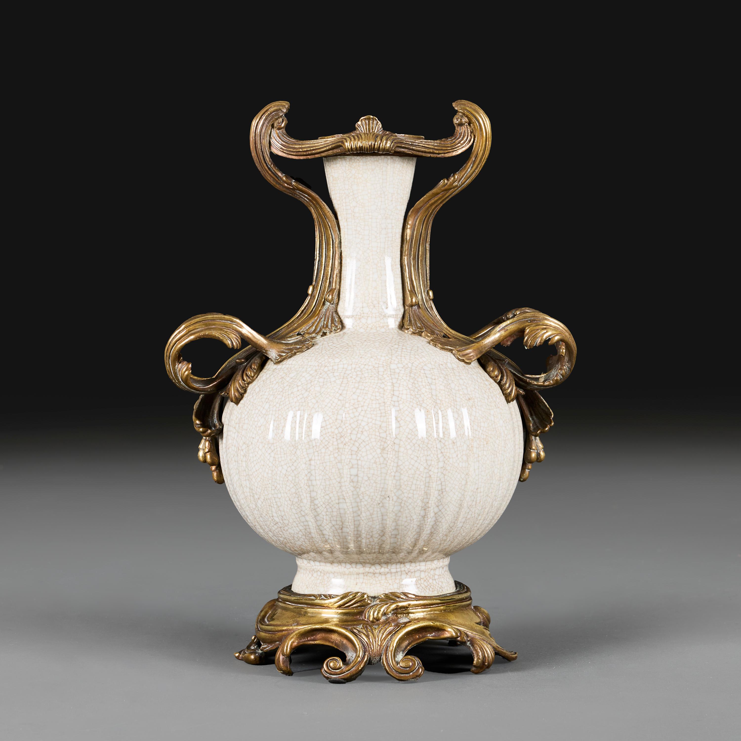 Graue Celadon-Craquelé-Glasur-Vase des 18. Jahrhunderts mit Rokoko-Beschlägen (Französisch) im Angebot