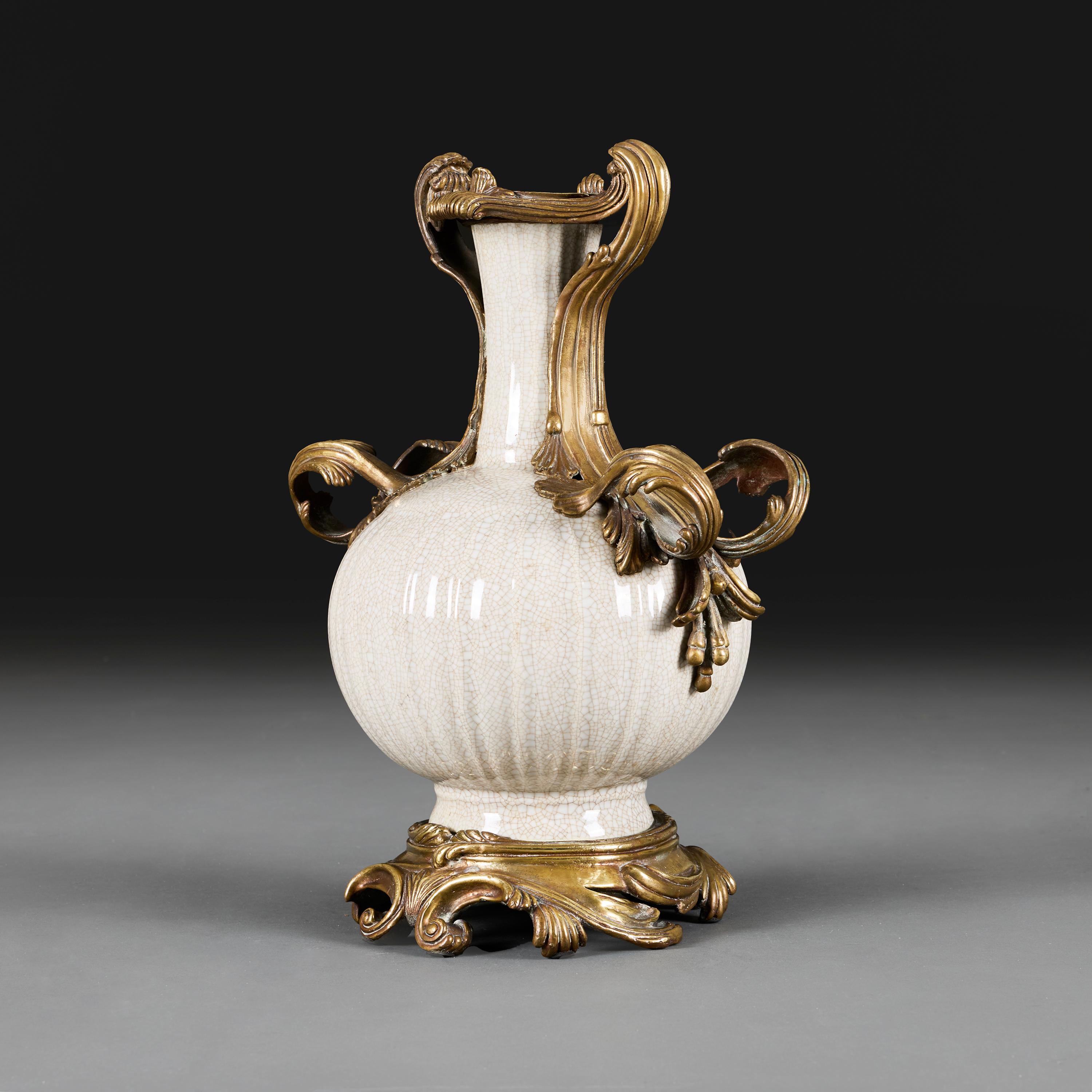 Graue Celadon-Craquelé-Glasur-Vase des 18. Jahrhunderts mit Rokoko-Beschlägen im Zustand „Gut“ im Angebot in London, GB