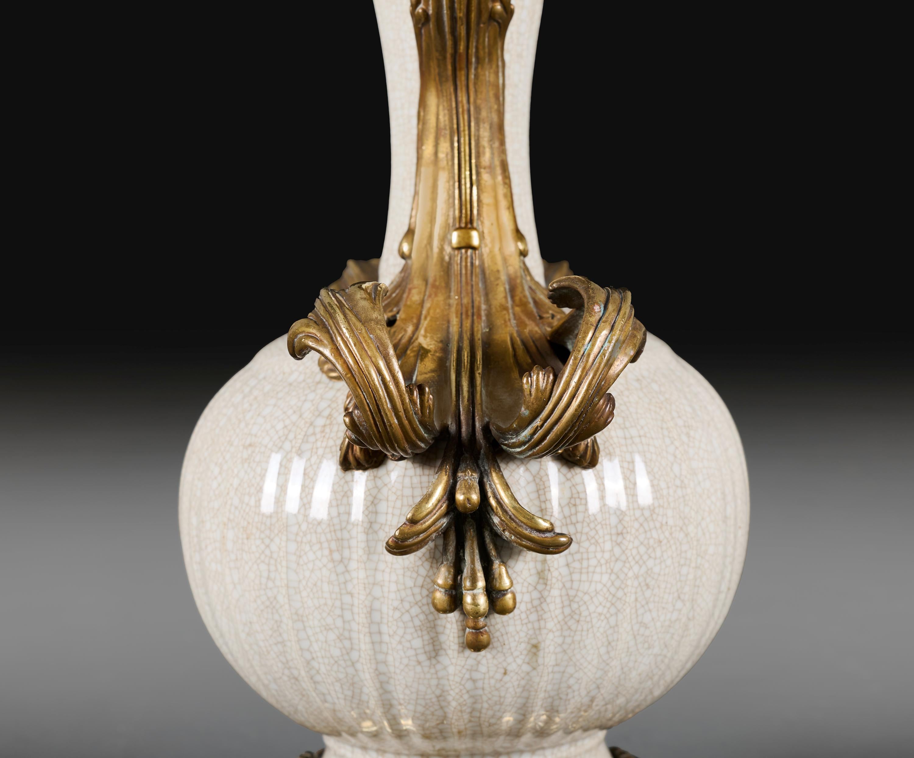 Graue Celadon-Craquelé-Glasur-Vase des 18. Jahrhunderts mit Rokoko-Beschlägen (18. Jahrhundert und früher) im Angebot