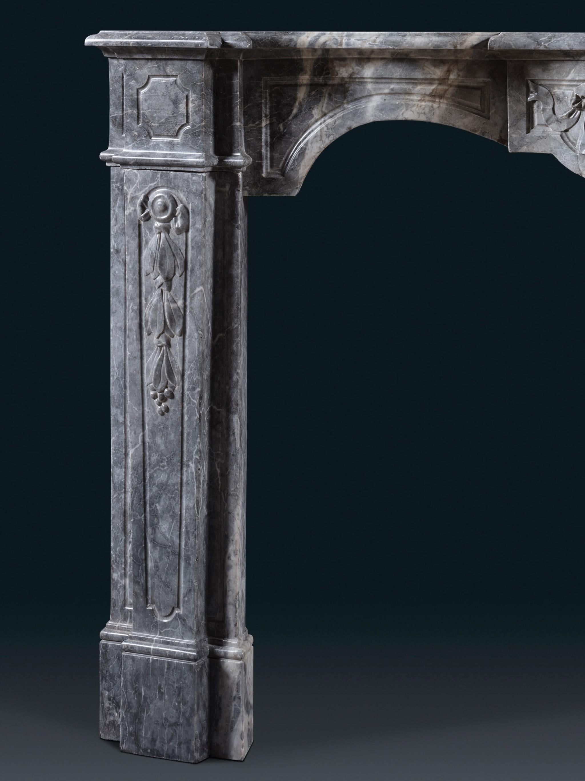 Rococo Cheminée italienne du 18e siècle en marbre Bardiglio avec mascaron rococo en vente
