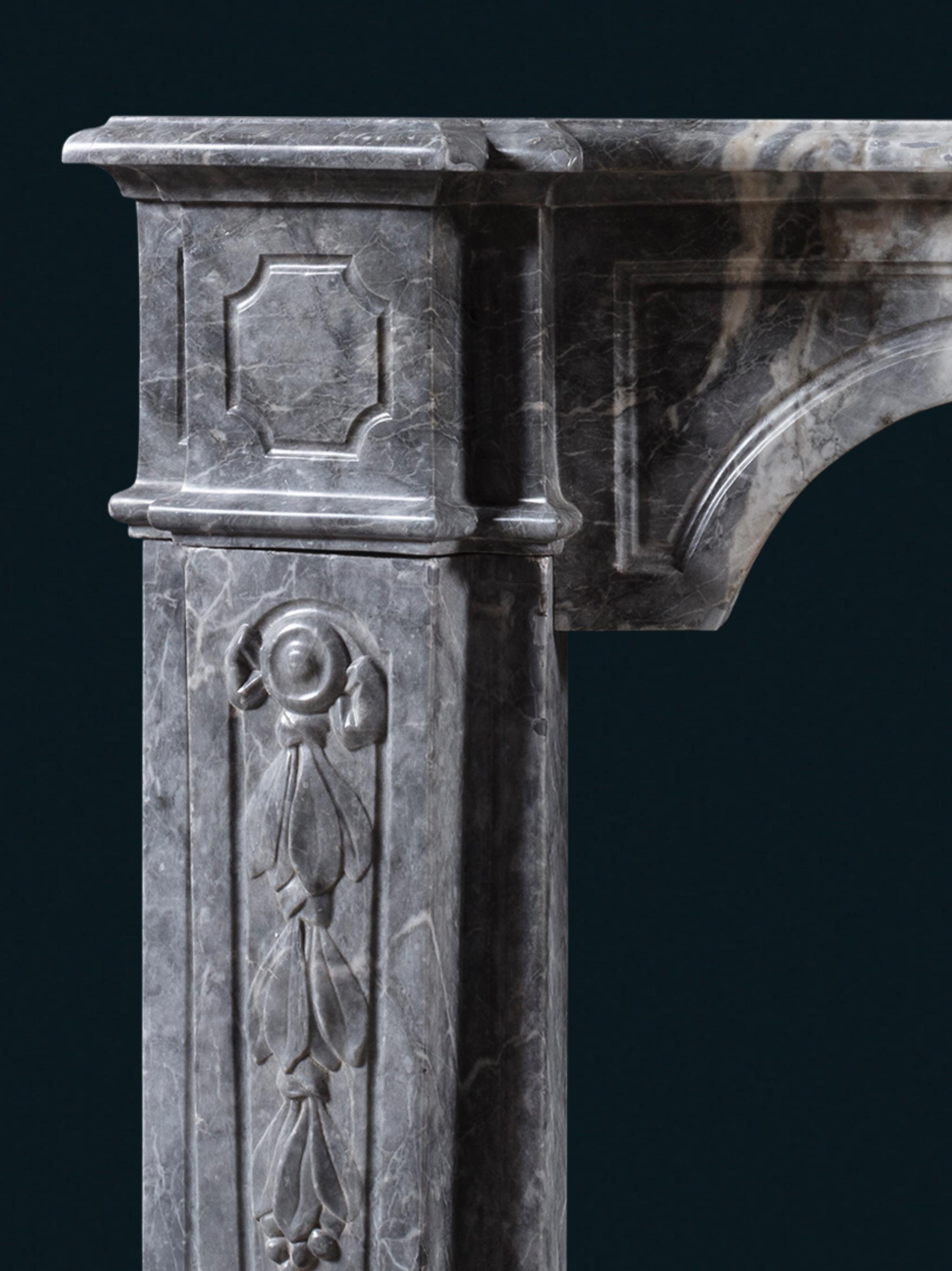 Sculpté Cheminée italienne du 18e siècle en marbre Bardiglio avec mascaron rococo en vente