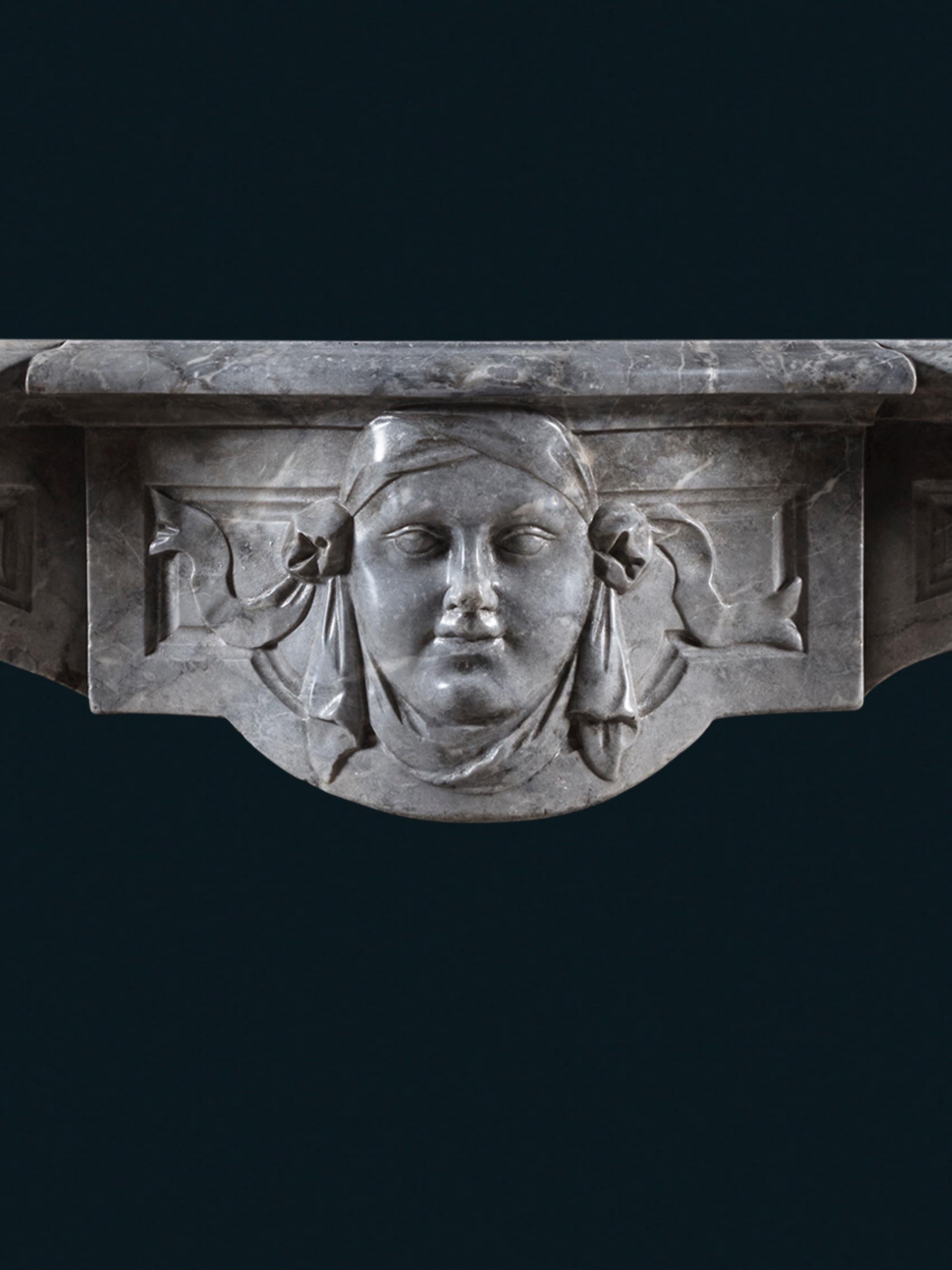 Cheminée italienne du 18e siècle en marbre Bardiglio avec mascaron rococo Bon état - En vente à London, GB