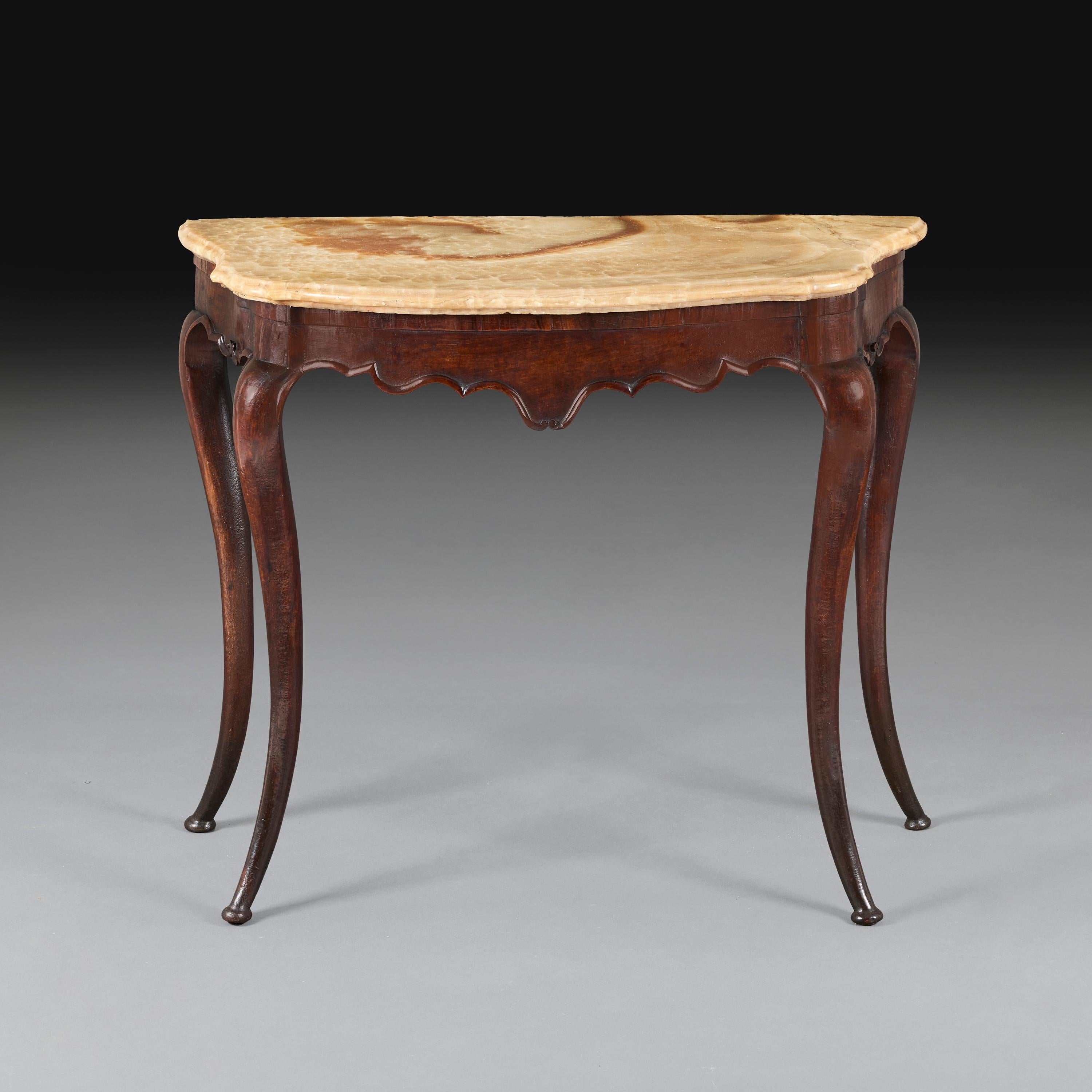Italien, um 1760

Ein Konsolentisch aus toskanischem Nussbaum aus der Mitte des achtzehnten Jahrhunderts mit geformtem Fries, Cabriole-Beinen und Onyxsteinplatte. 

Höhe 75.00cm

Breite 88.00cm

Tiefe 44.00cm