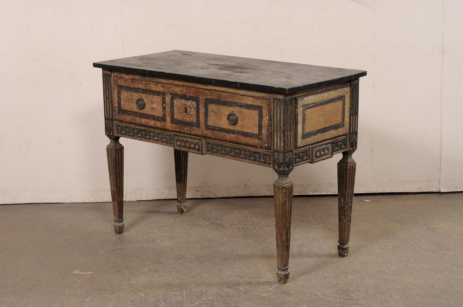 Consola de madera italiana del siglo XVIII con su acabado original pintado en venta 5