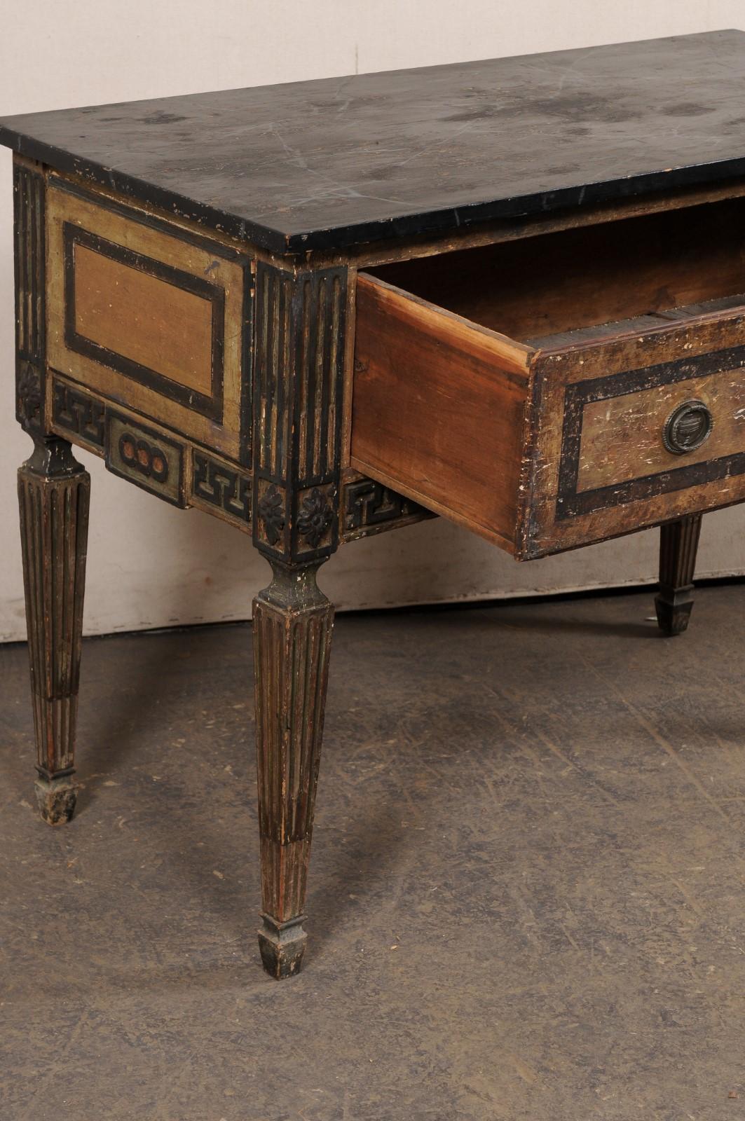 Consola de madera italiana del siglo XVIII con su acabado original pintado Italiano en venta