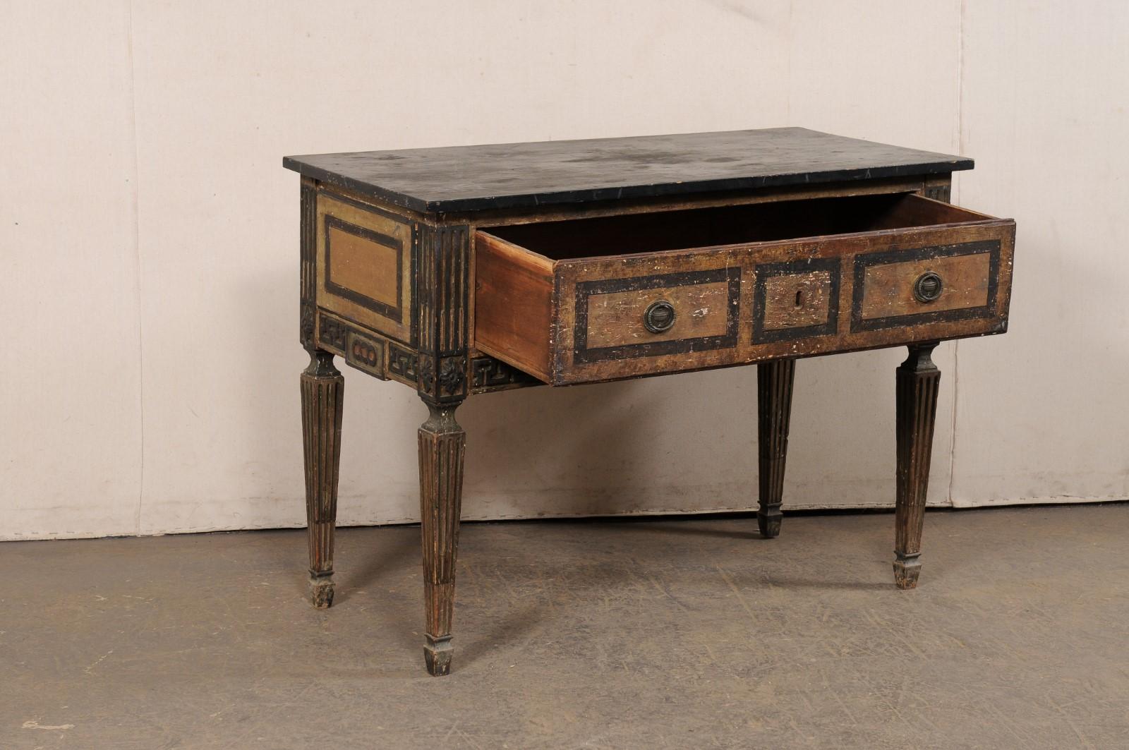 Consola de madera italiana del siglo XVIII con su acabado original pintado siglo XVIII y antes en venta