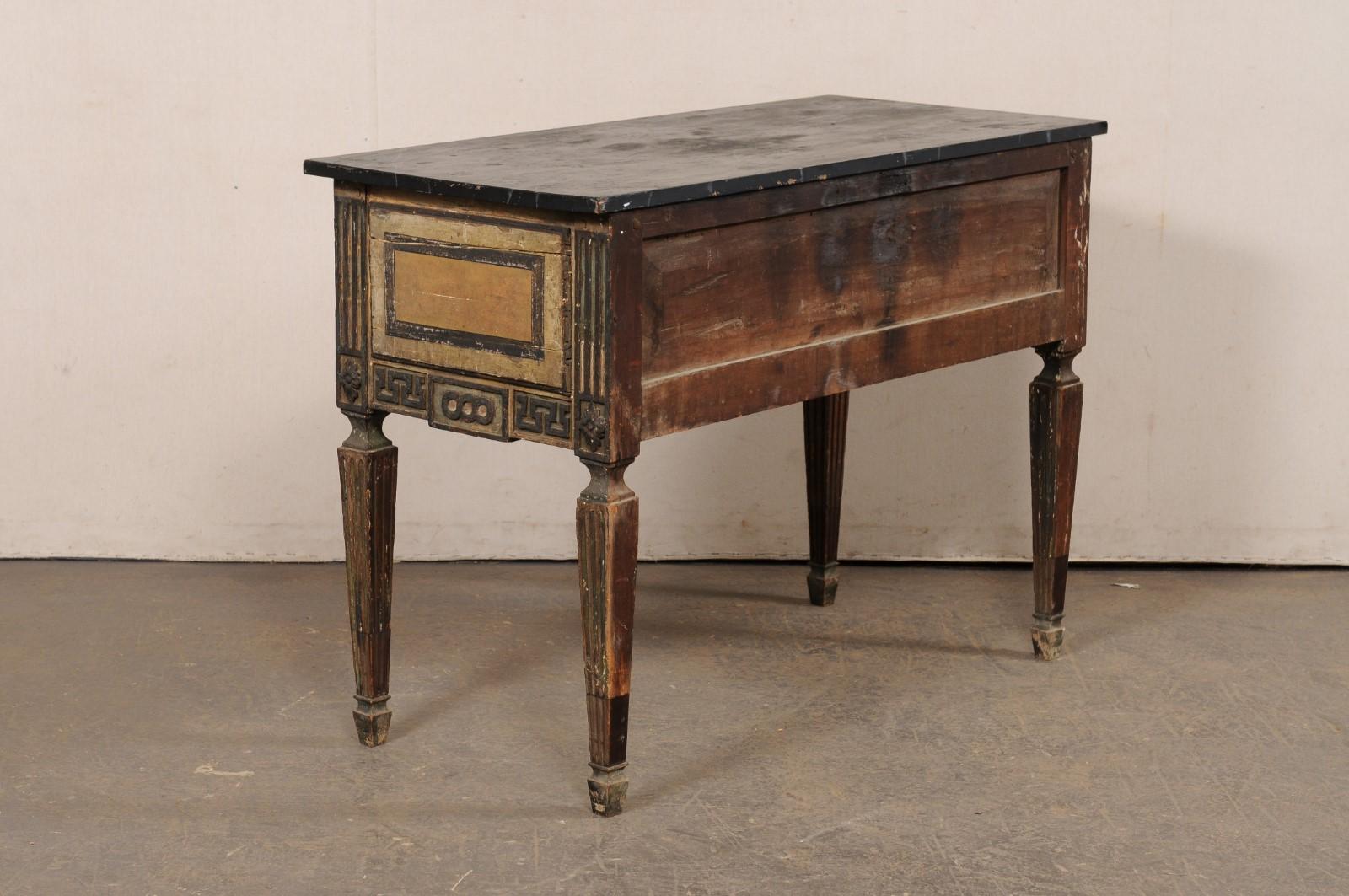 Consola de madera italiana del siglo XVIII con su acabado original pintado en venta 3