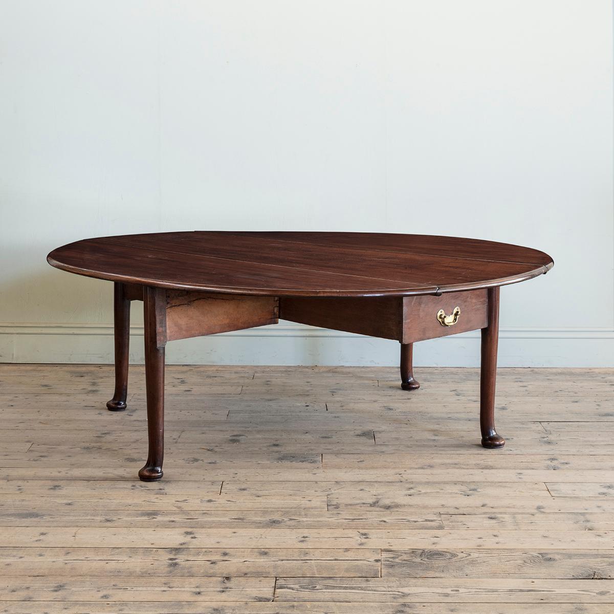 An 18th Century Large Scale Drop Leaf Dining Table with Robust Pad Feet In Good Condition For Sale In London, GB
