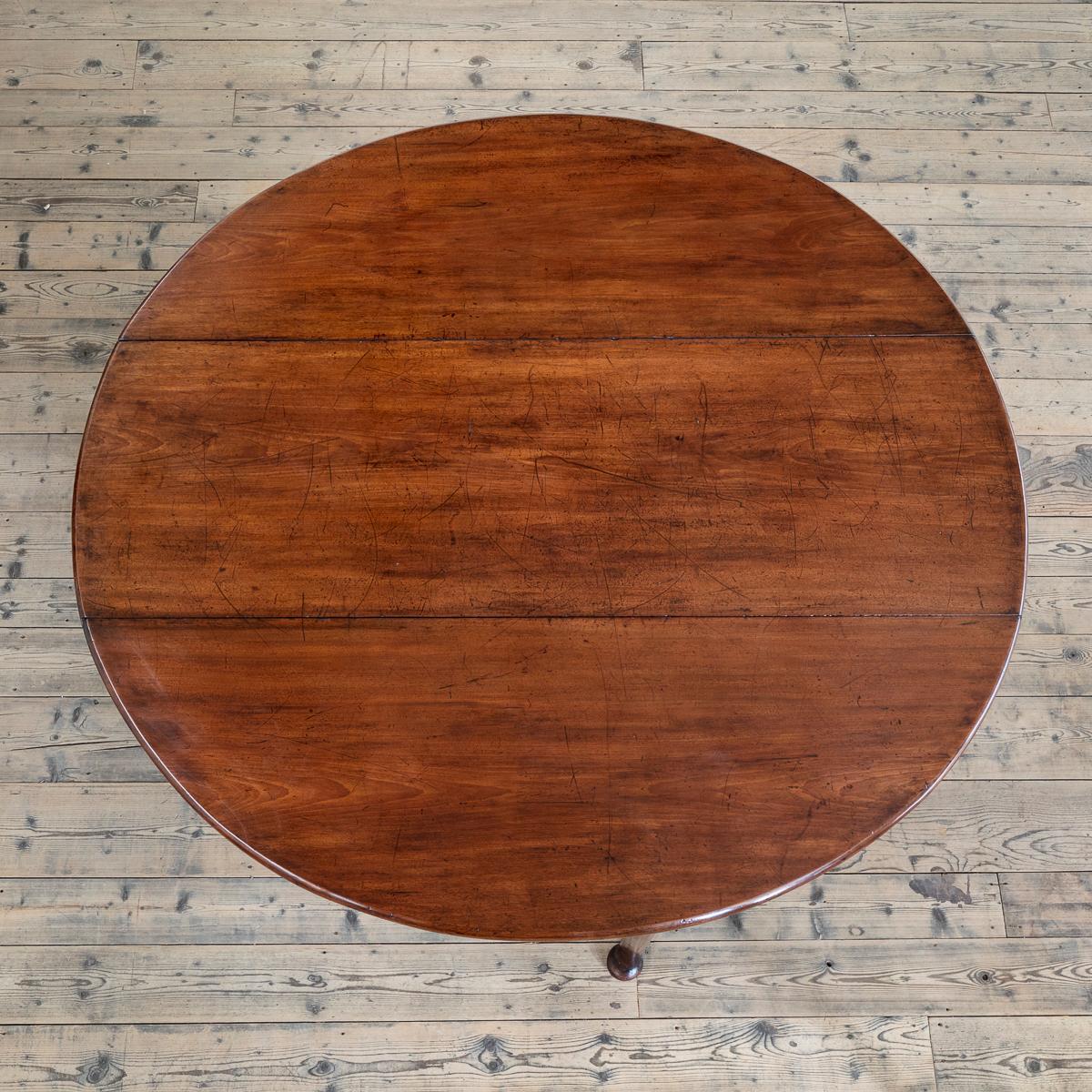 An 18th Century Large Scale Drop Leaf Dining Table with Robust Pad Feet For Sale 1