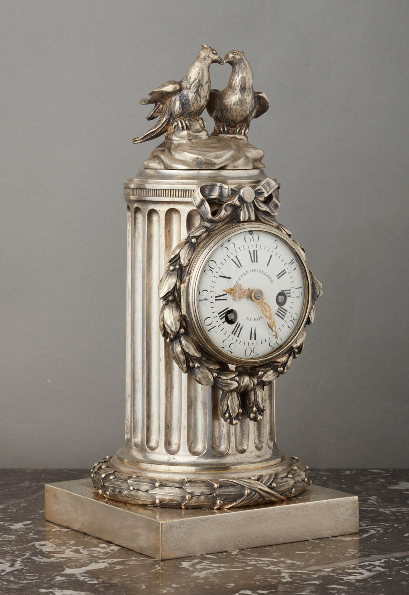 Ein Pendule-Uhr im Louis-XVI-Stil aus dem 18. Jahrhundert von L'Epine, versilbertes Gehäuse von Osmond (Louis XVI.) im Angebot