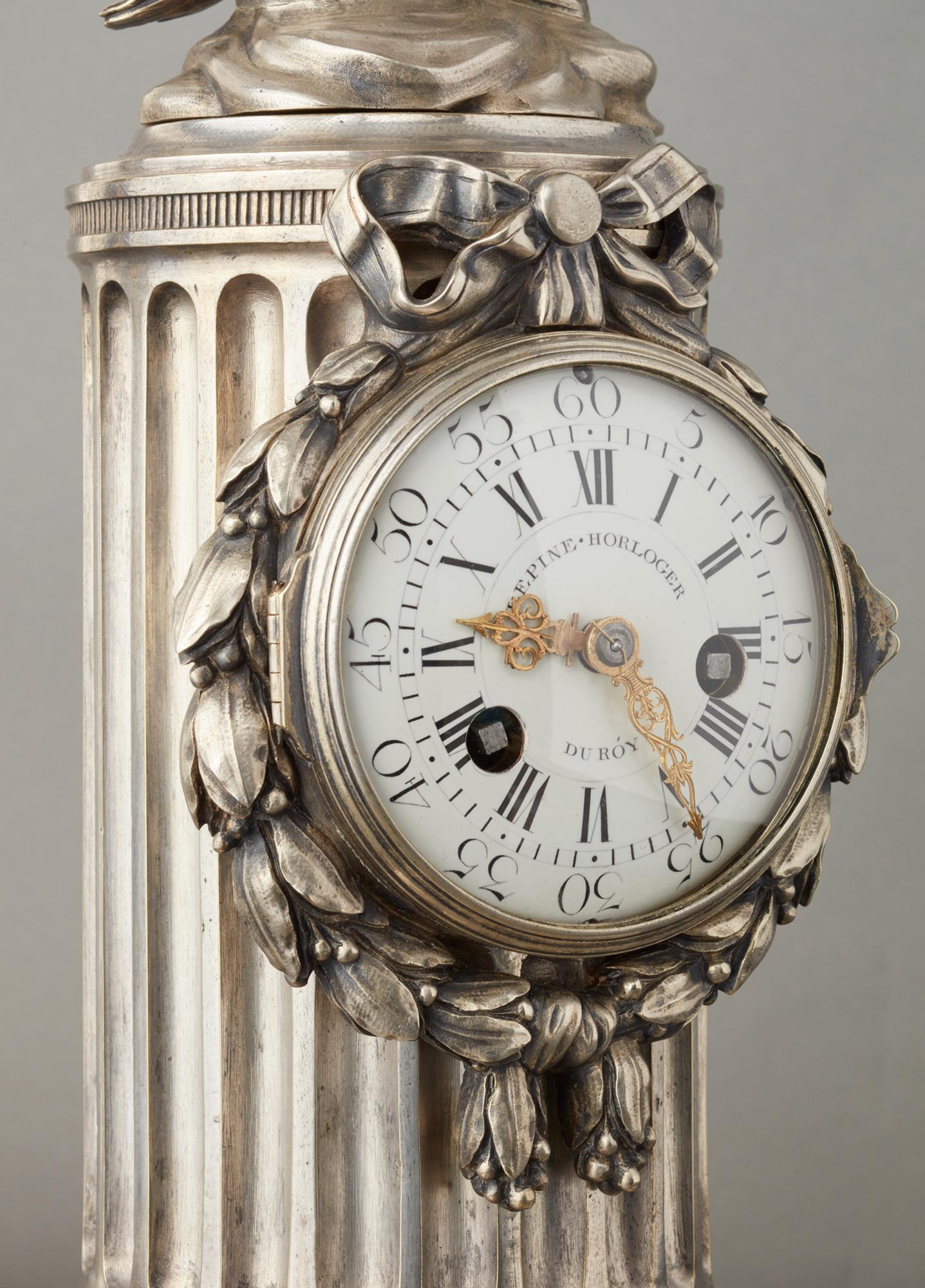 Ein Pendule-Uhr im Louis-XVI-Stil aus dem 18. Jahrhundert von L'Epine, versilbertes Gehäuse von Osmond (Französisch) im Angebot