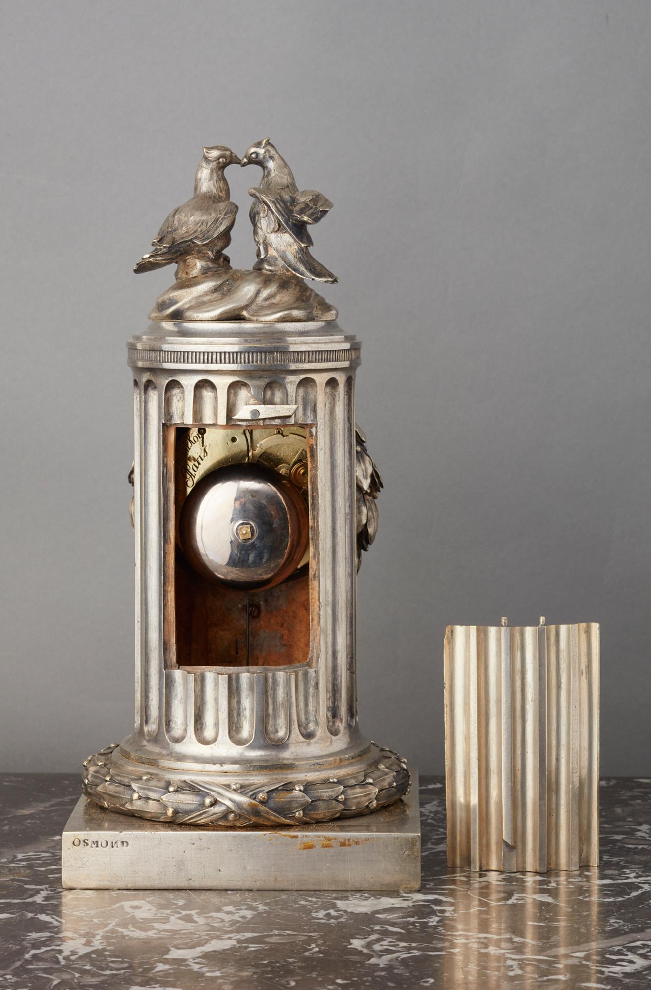 Ein Pendule-Uhr im Louis-XVI-Stil aus dem 18. Jahrhundert von L'Epine, versilbertes Gehäuse von Osmond (Vergoldet) im Angebot
