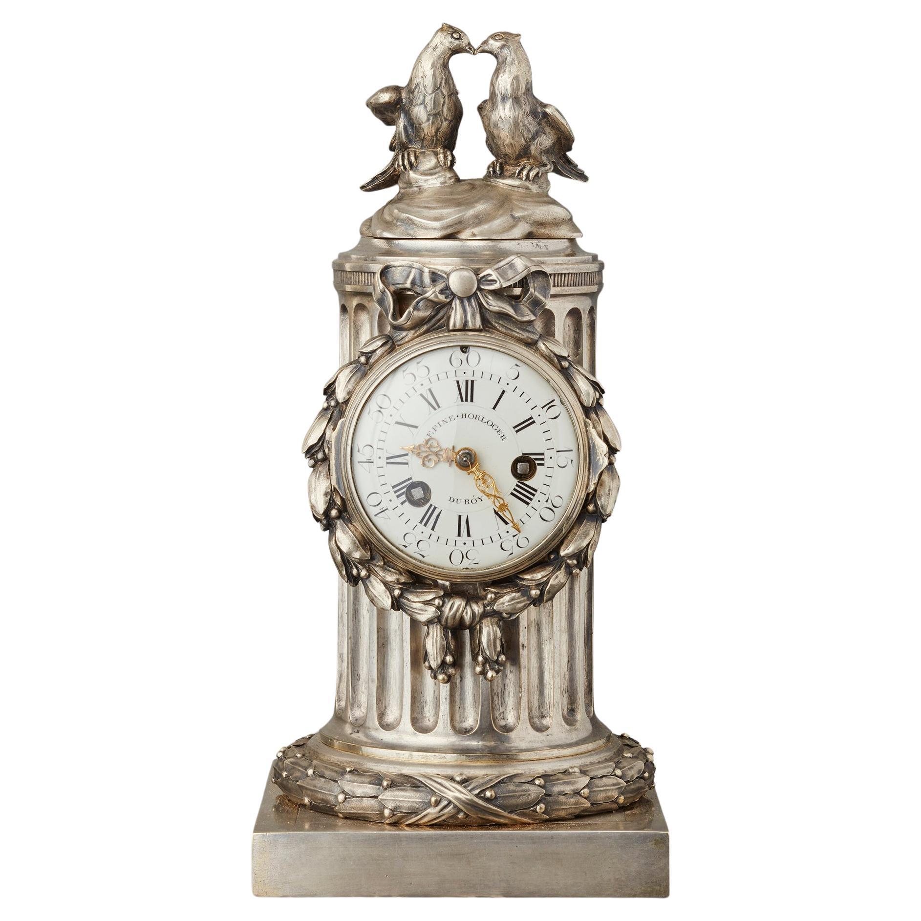Ein Pendule-Uhr im Louis-XVI-Stil aus dem 18. Jahrhundert von L'Epine, versilbertes Gehäuse von Osmond im Angebot