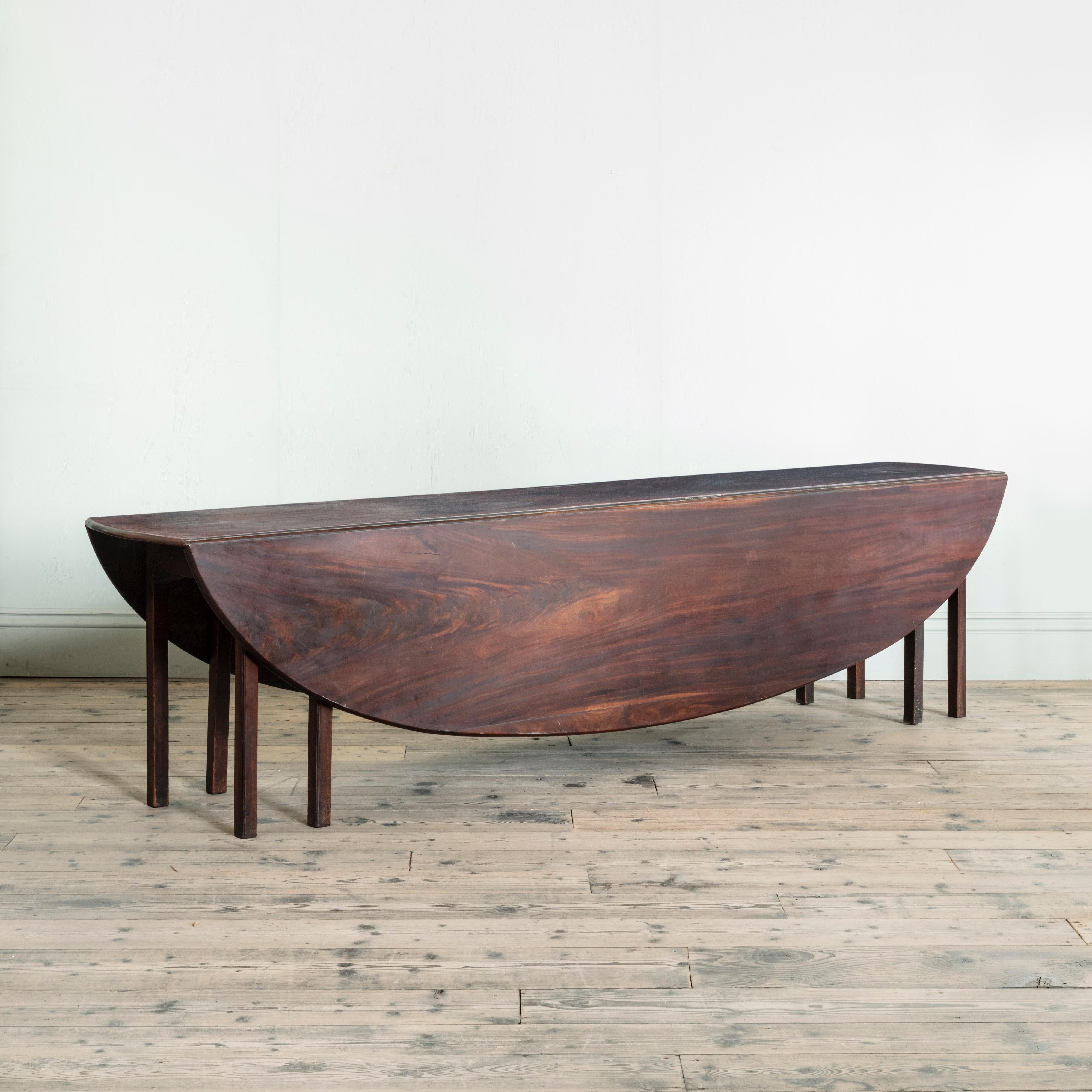 English An 18th Century Mahogany Hunt Table For Sale