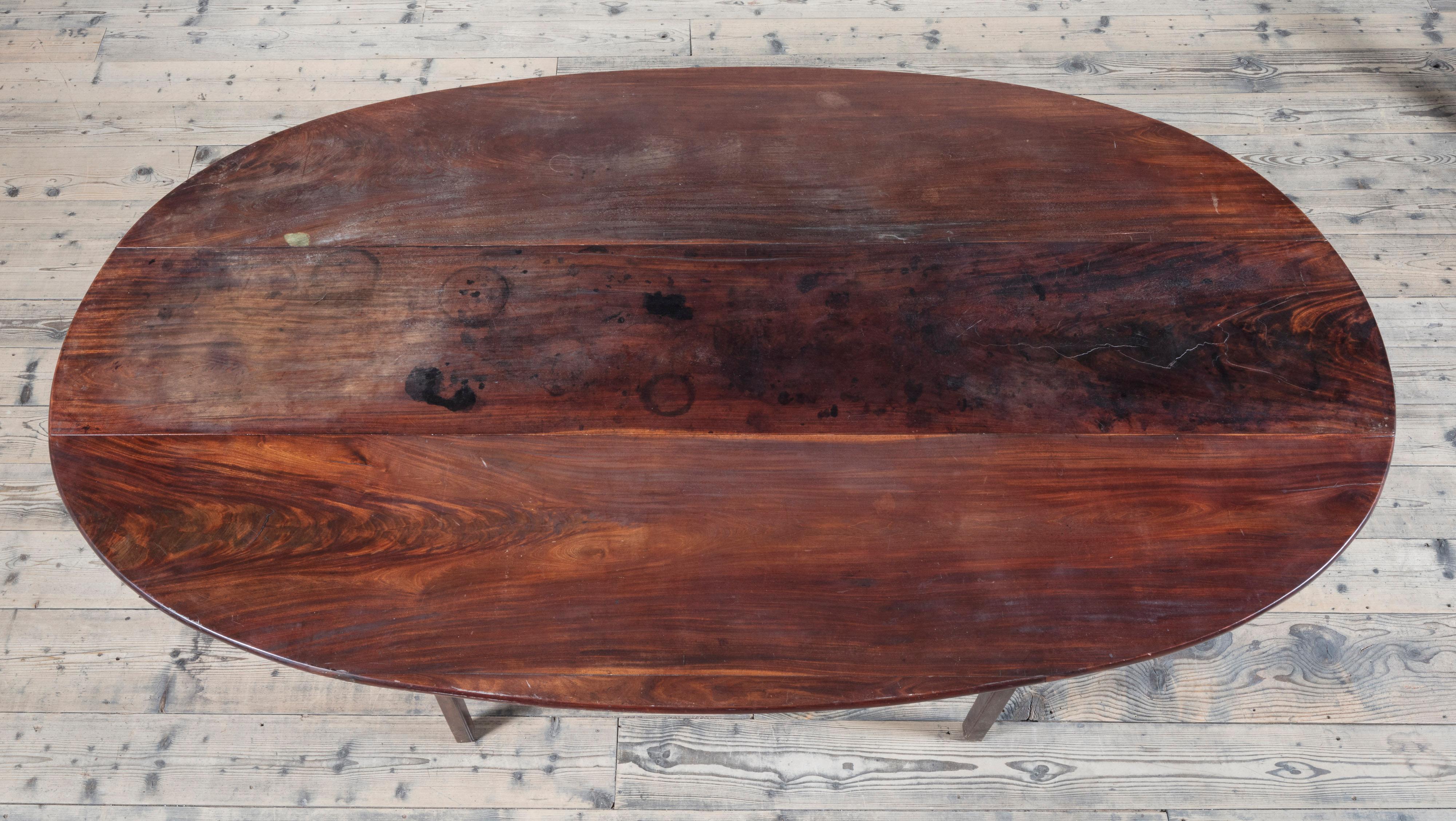 An 18th Century Mahogany Hunt Table In Good Condition For Sale In London, GB