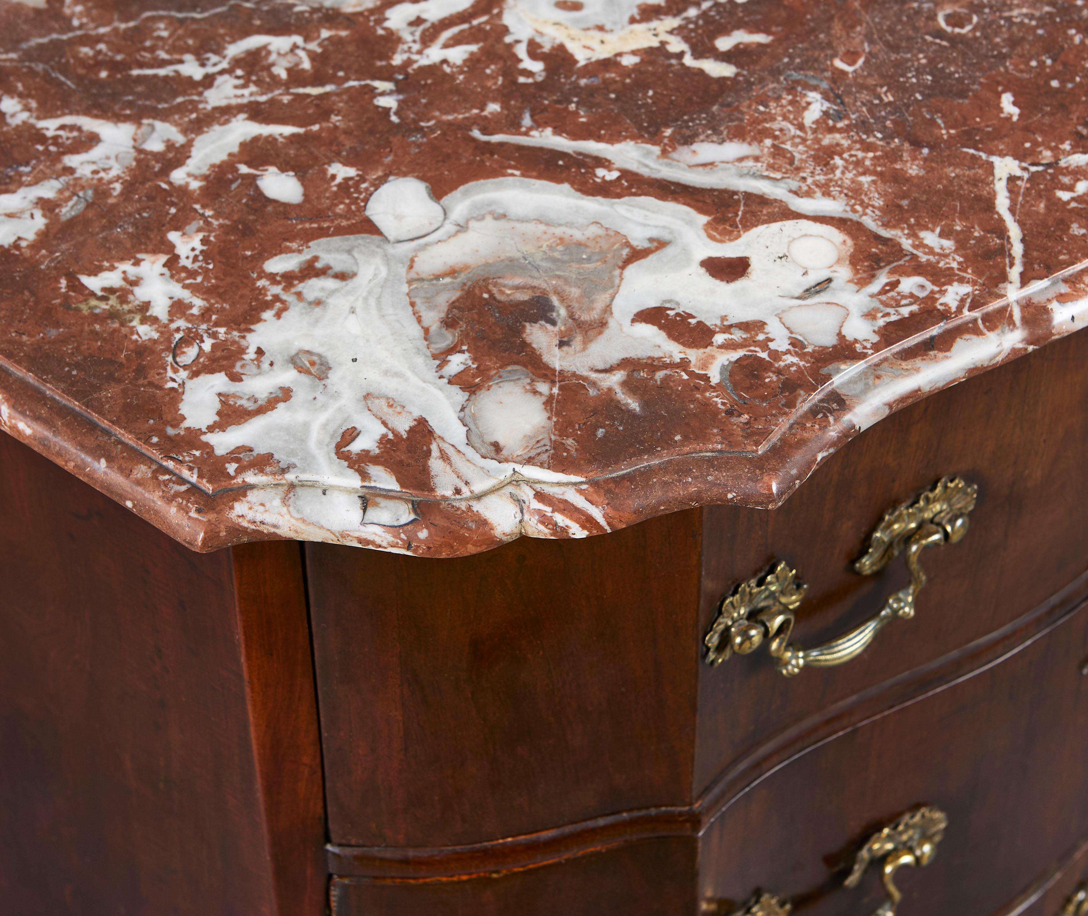 An 18th Century Mahogany Serpentine Bedside Commode  In Good Condition For Sale In London, GB