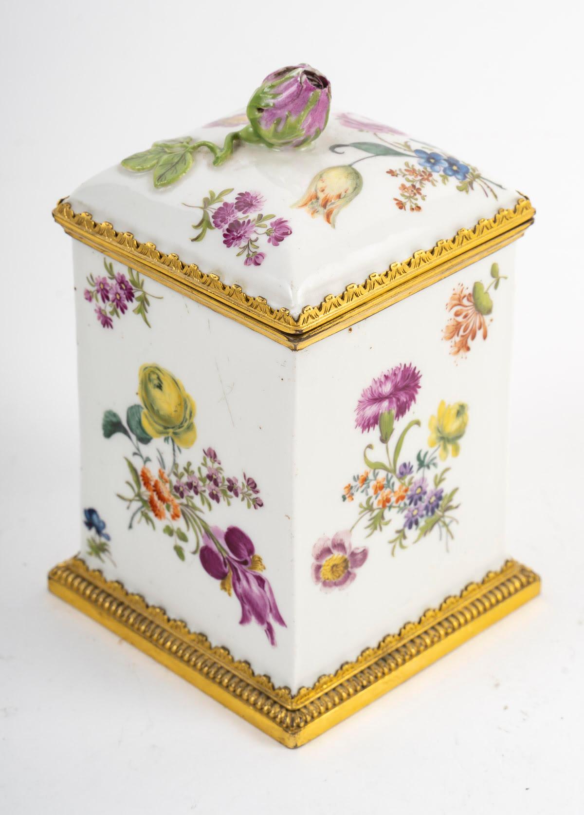 Una scatola di Meissen Porcelain del XVIII secolo, periodo Luigi XV.

Scatola di Meissen Porcelain del XVIII secolo, periodo Luigi XV, montatura in ottone dorato.
H: 14cm, L: 9cm, P: 9cm