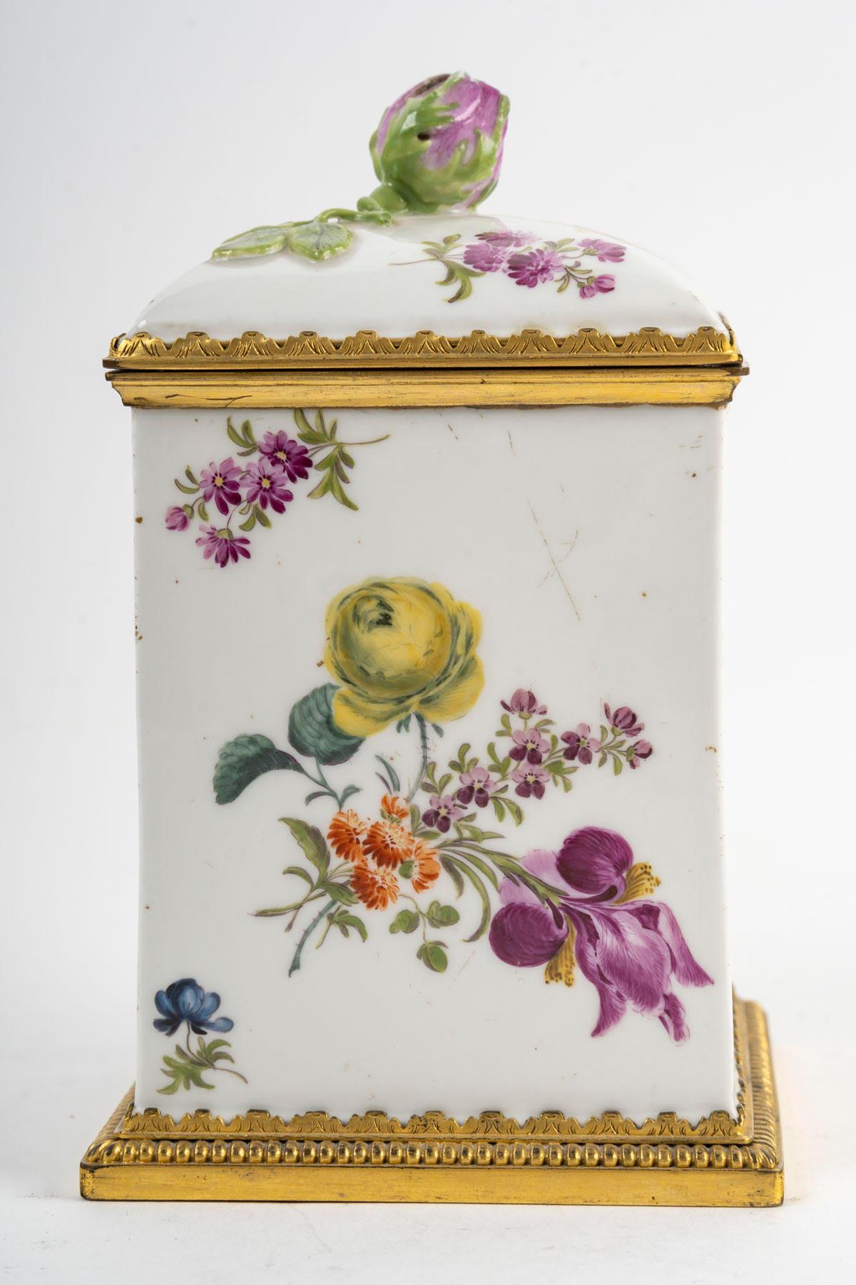 Dorato Scatola di Meissen Porcelain del XVIII secolo, periodo Luigi XV. in vendita