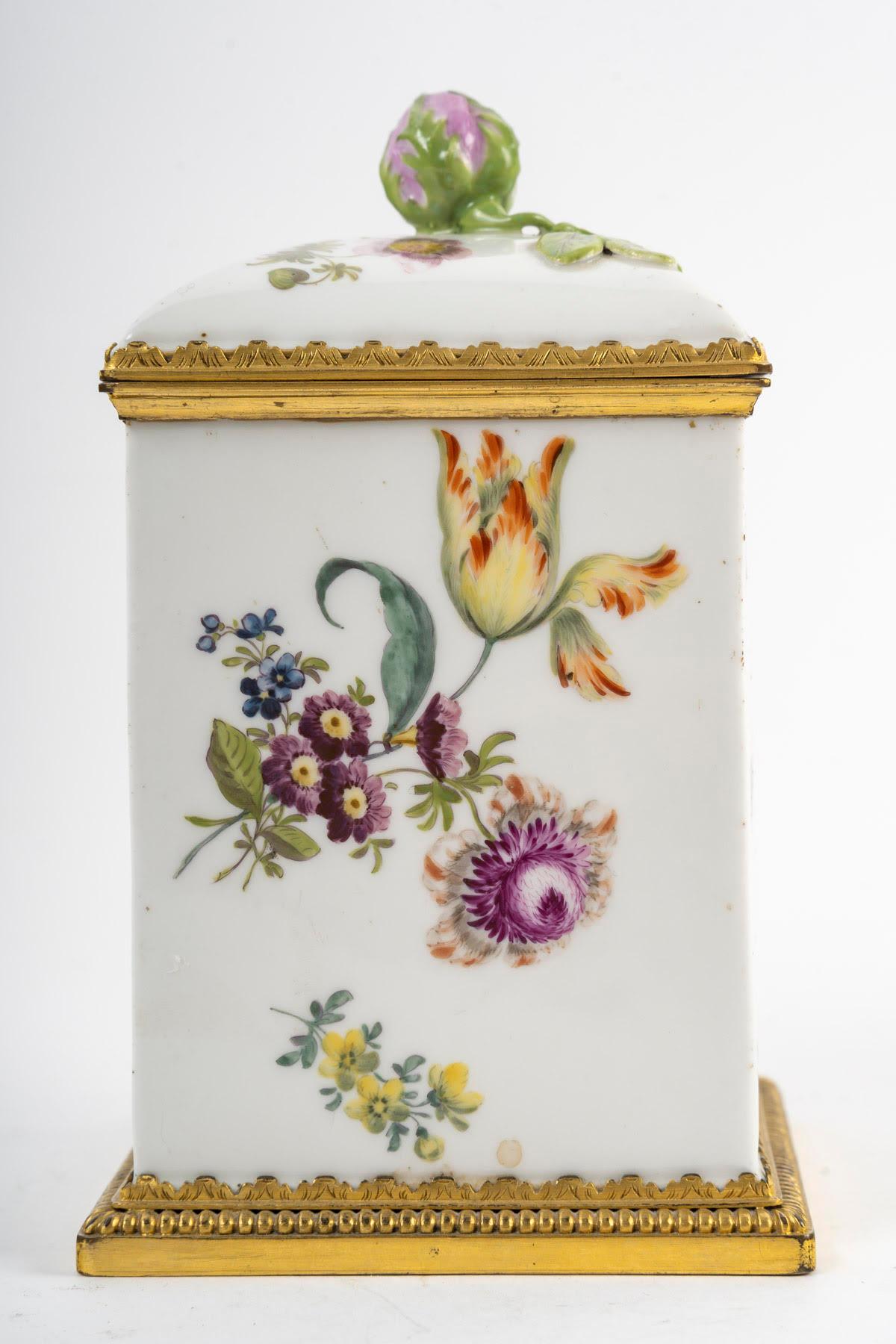 Scatola di Meissen Porcelain del XVIII secolo, periodo Luigi XV. In condizioni buone in vendita a Saint-Ouen, FR